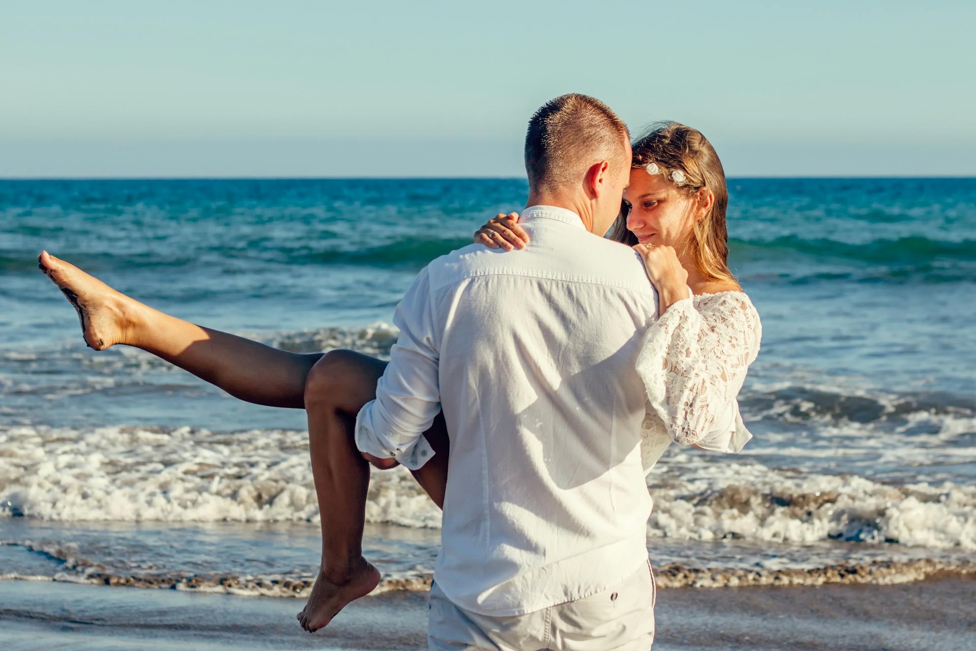 A couple on the beach | Source: Pexels
