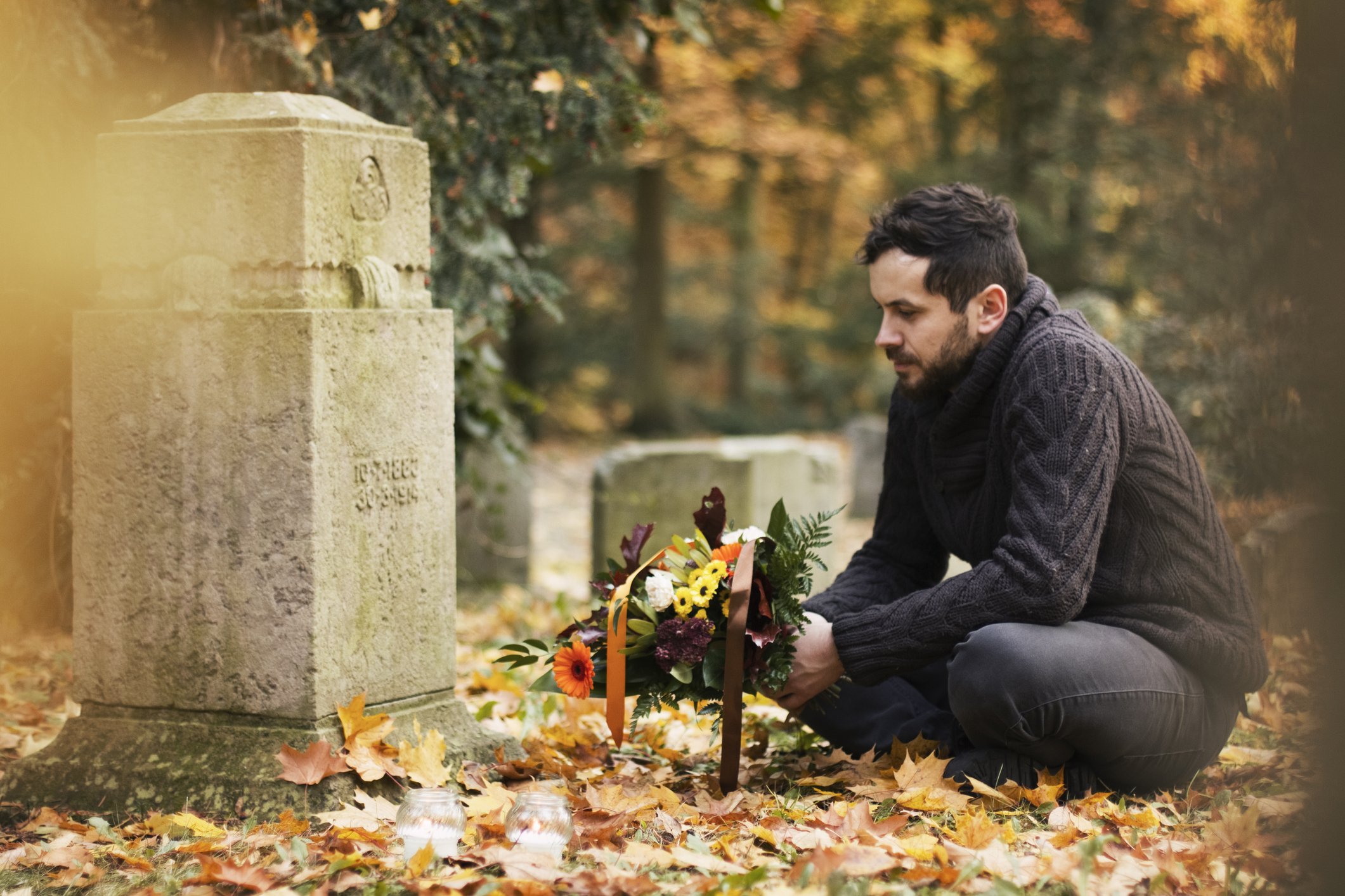 Matthew pleurait la mort de sa femme sur sa tombe quand une femme mystérieuse est apparue. | Photo : Getty Images