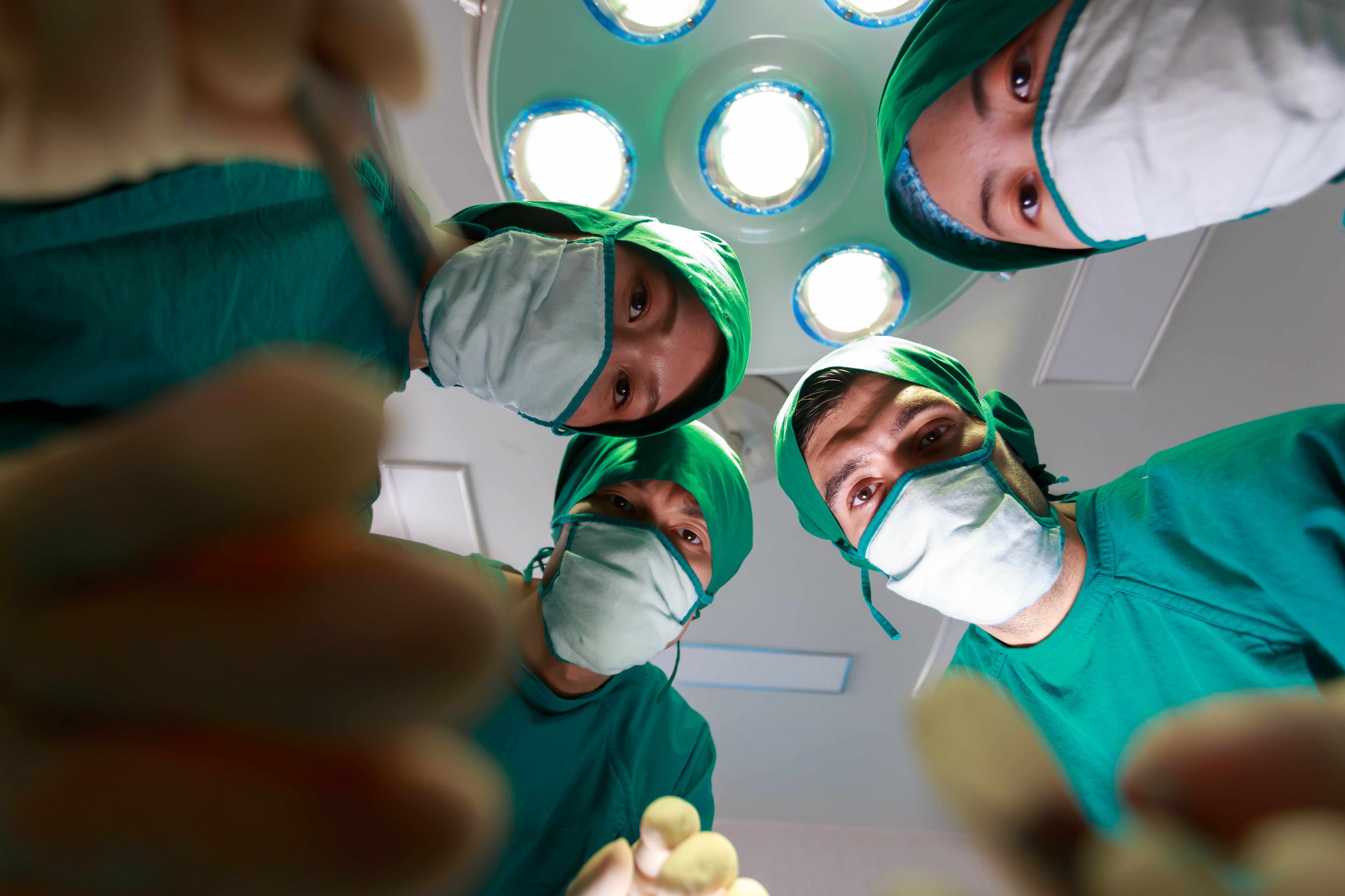 Doctores y enfermeros viendo a paciente en hospital. | Foto: Shutterstock