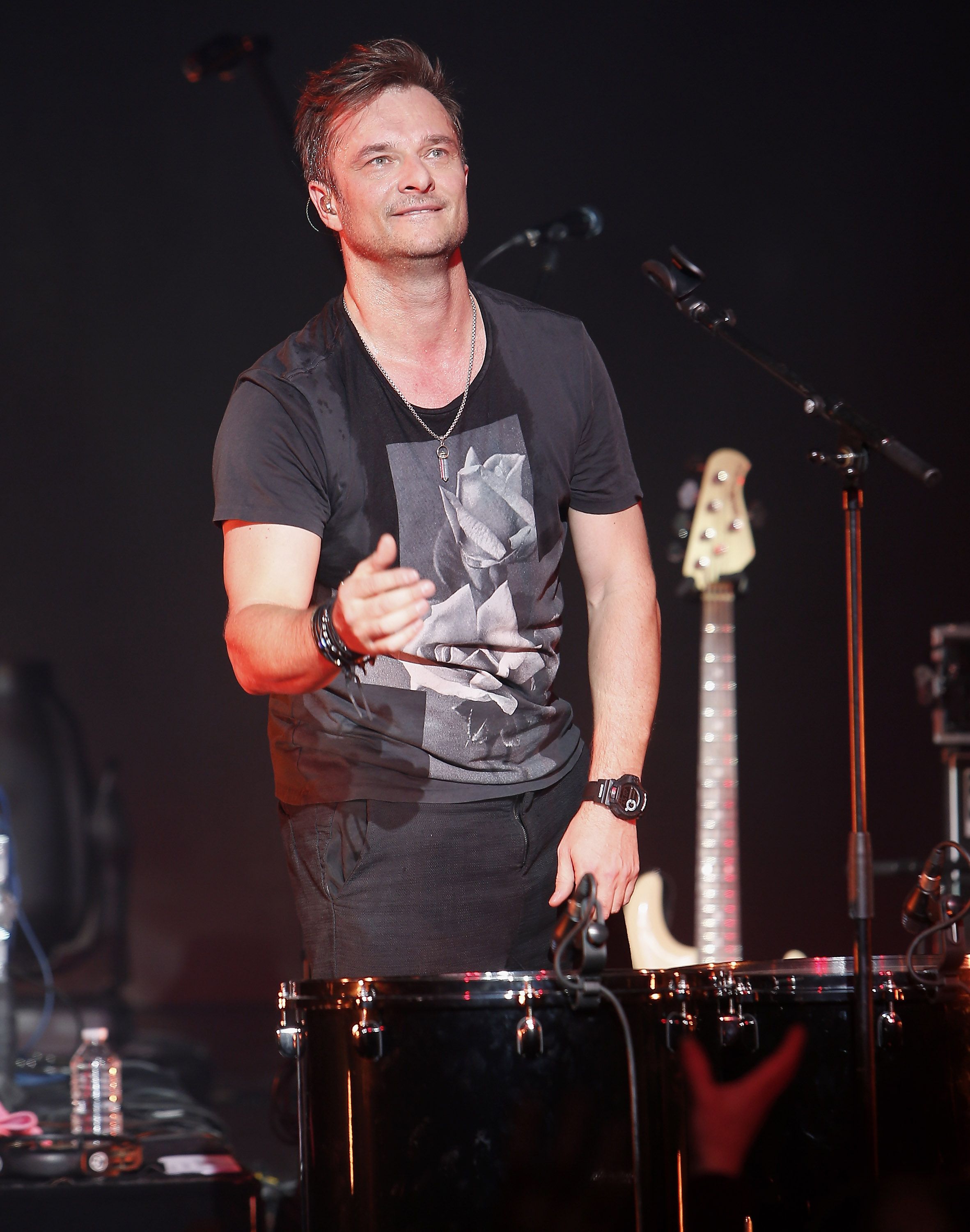 David Hallyday et se produisent en direct au Théâtre Comedia à Paris , France. | Photo : Getty Images