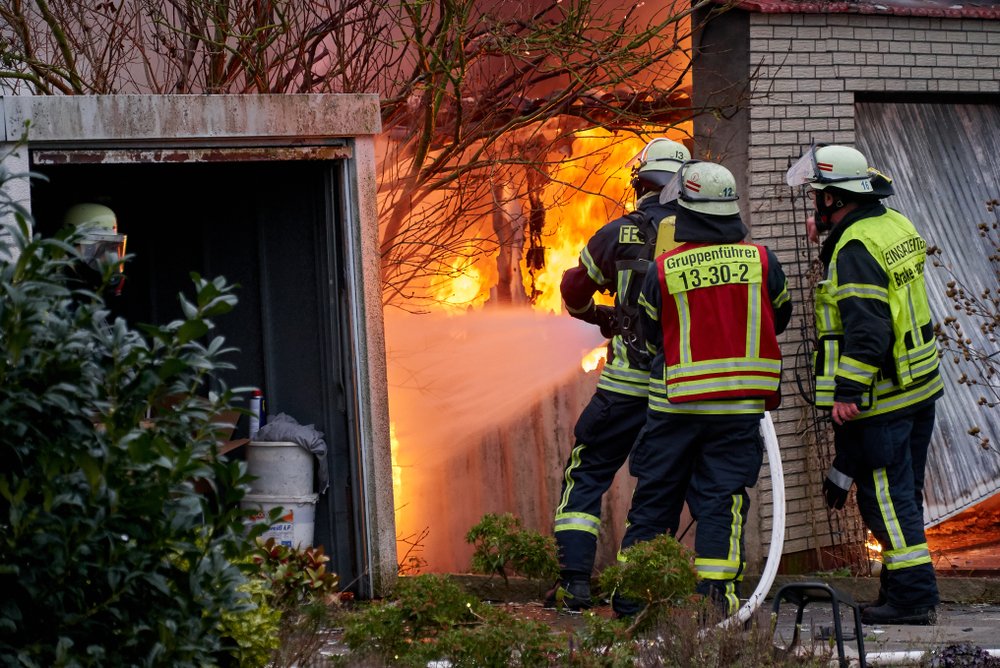 Des pompiers en train de lutter contre un incendie. | Photo : Shutterstock Des pompiers en train de lutter contre un incendie. | Photo : Shutterstock