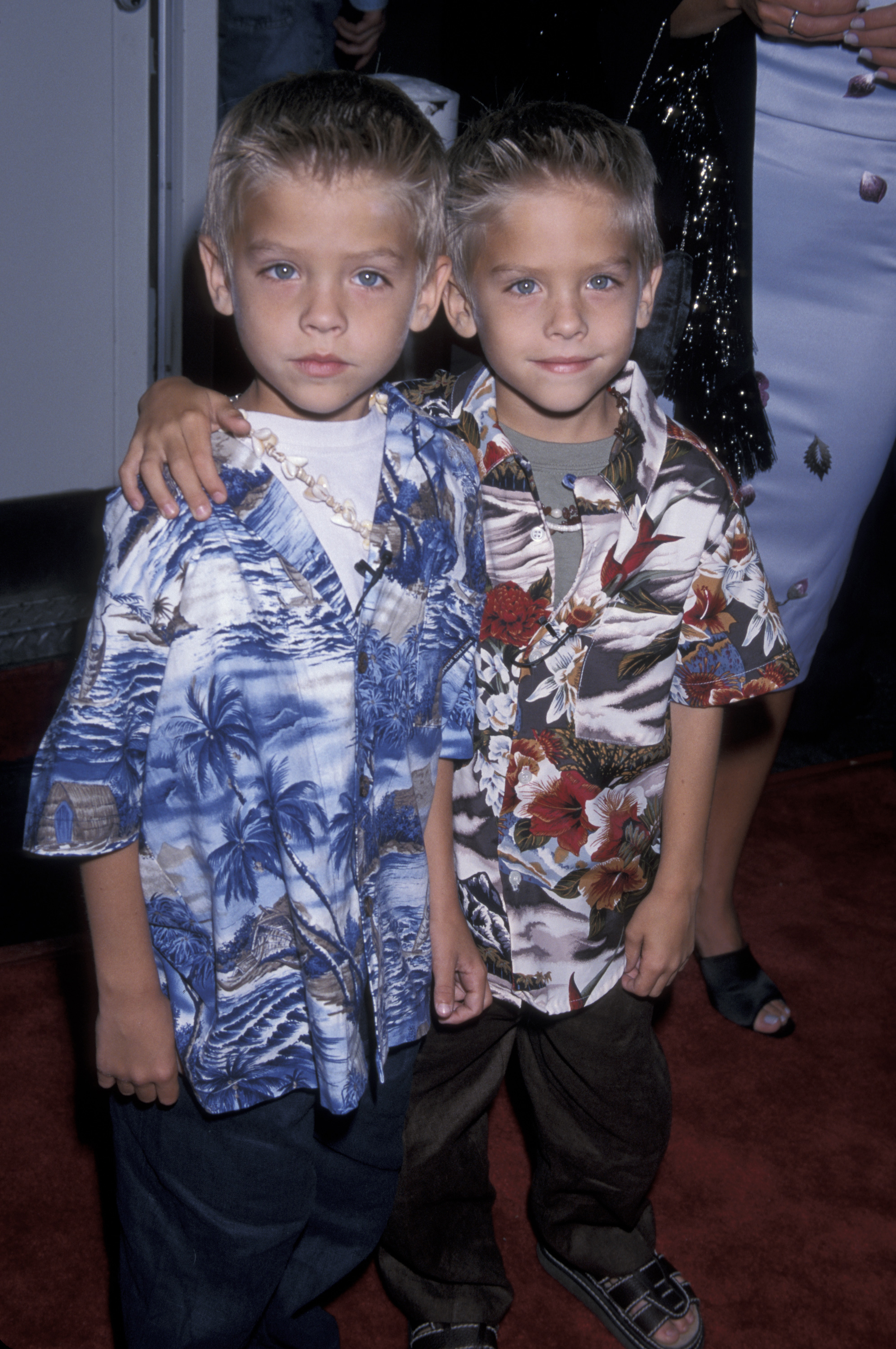 Dylan and Cole Sprouse at the premiere of "Big Daddy" on June 17, 1999, in  Los Angeles. | Source: Getty Images