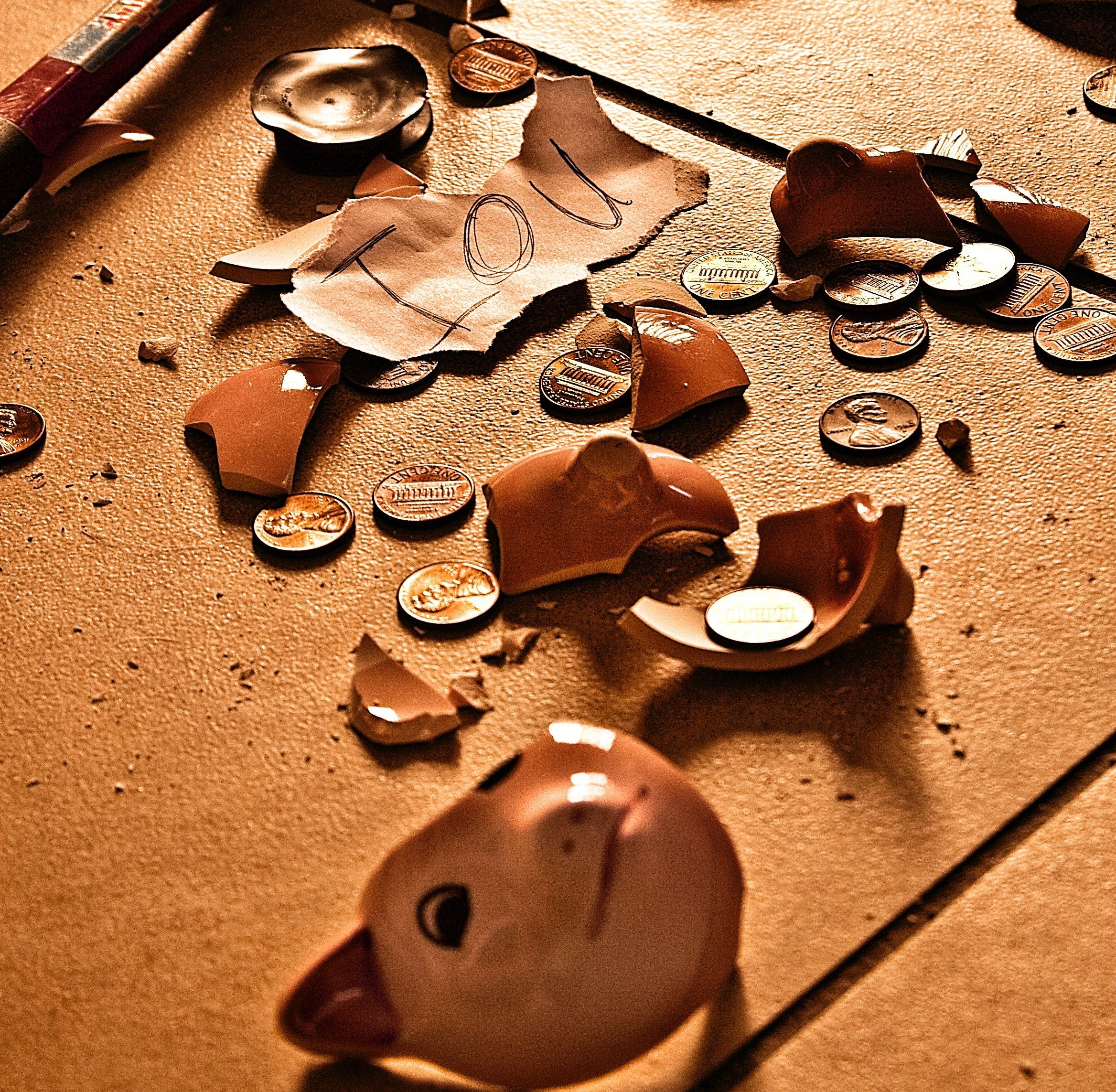 Una alcancía rota y varias monedas. | Foto: Pexels