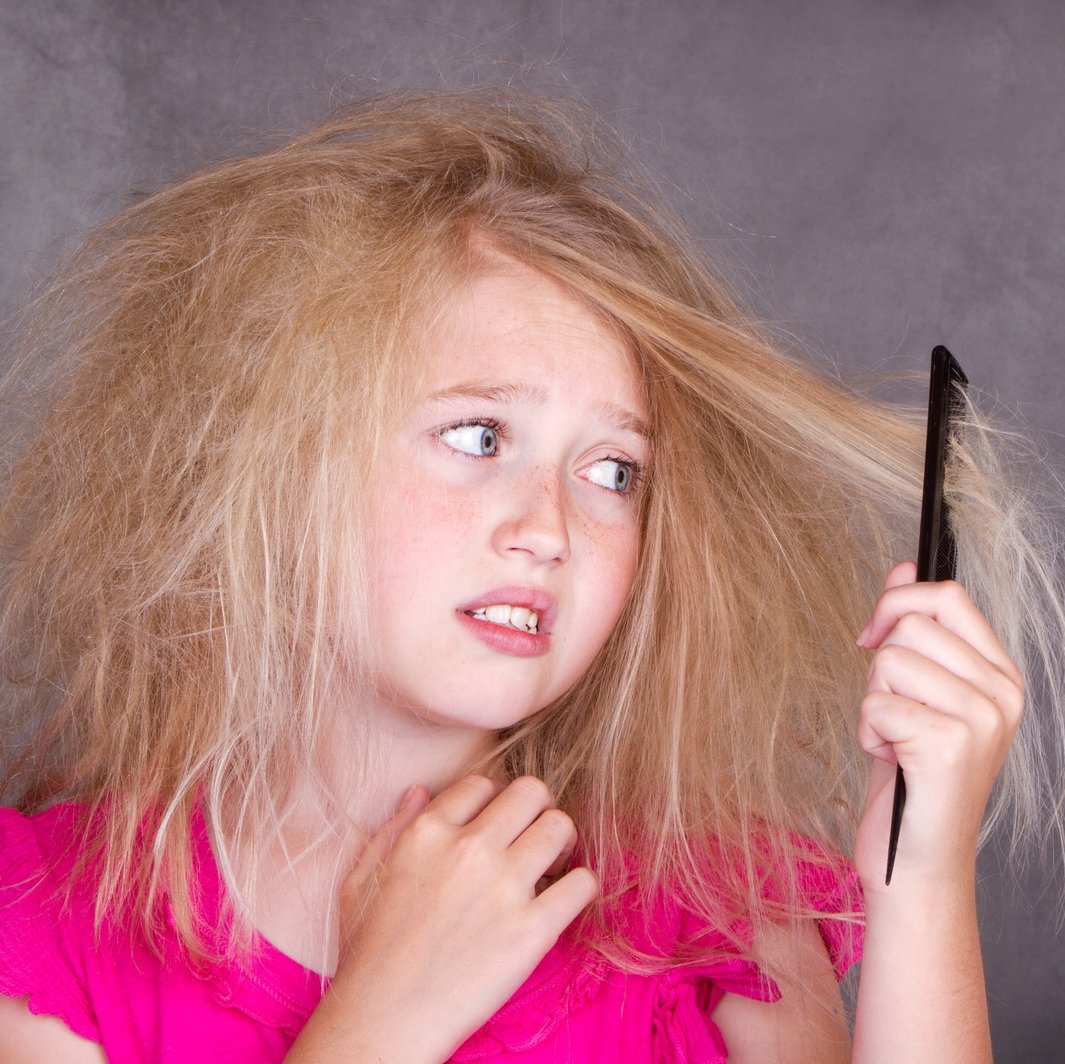 Une fille qui se démêle les cheveux | Photo Shutterstock
