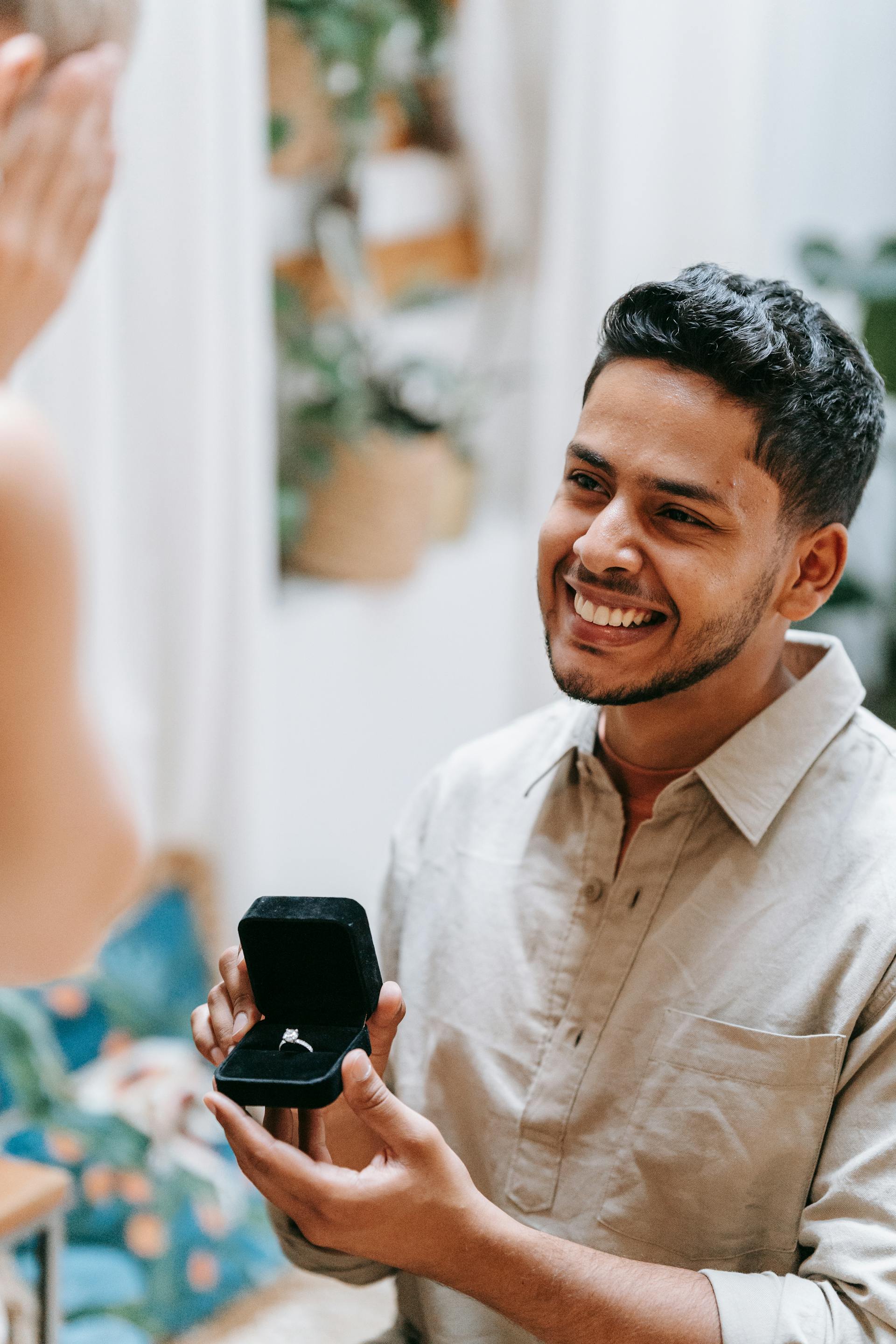 A man proposing with a ring | Source: Pexels