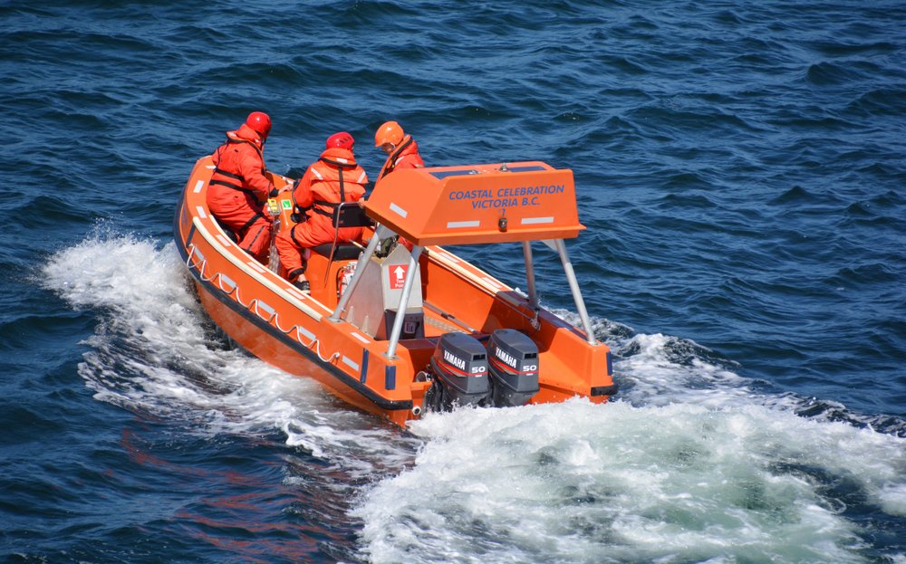Equipo de rescate guardacostas navegando en su bote salvavidas. | Foto: Shutterstock