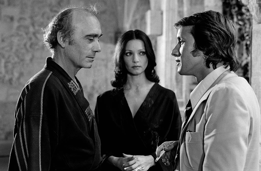 Paul Crauchet, Eva Swan et Yves Rénier lors du tournage d'un épisode de la série télévisée "Police captain Mill". | Photo : Getty Images
