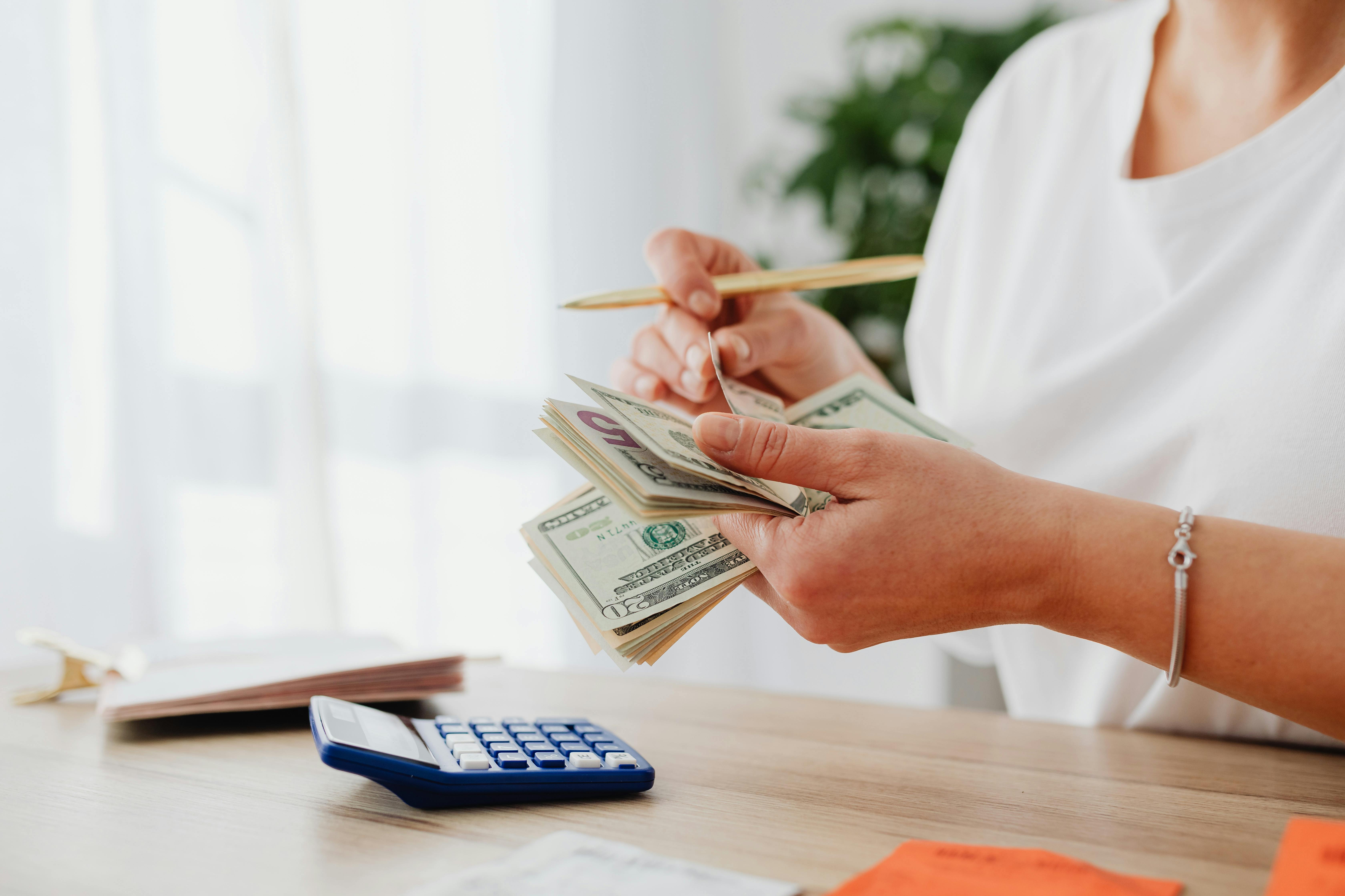 A woman counting her money | Source: Pexels