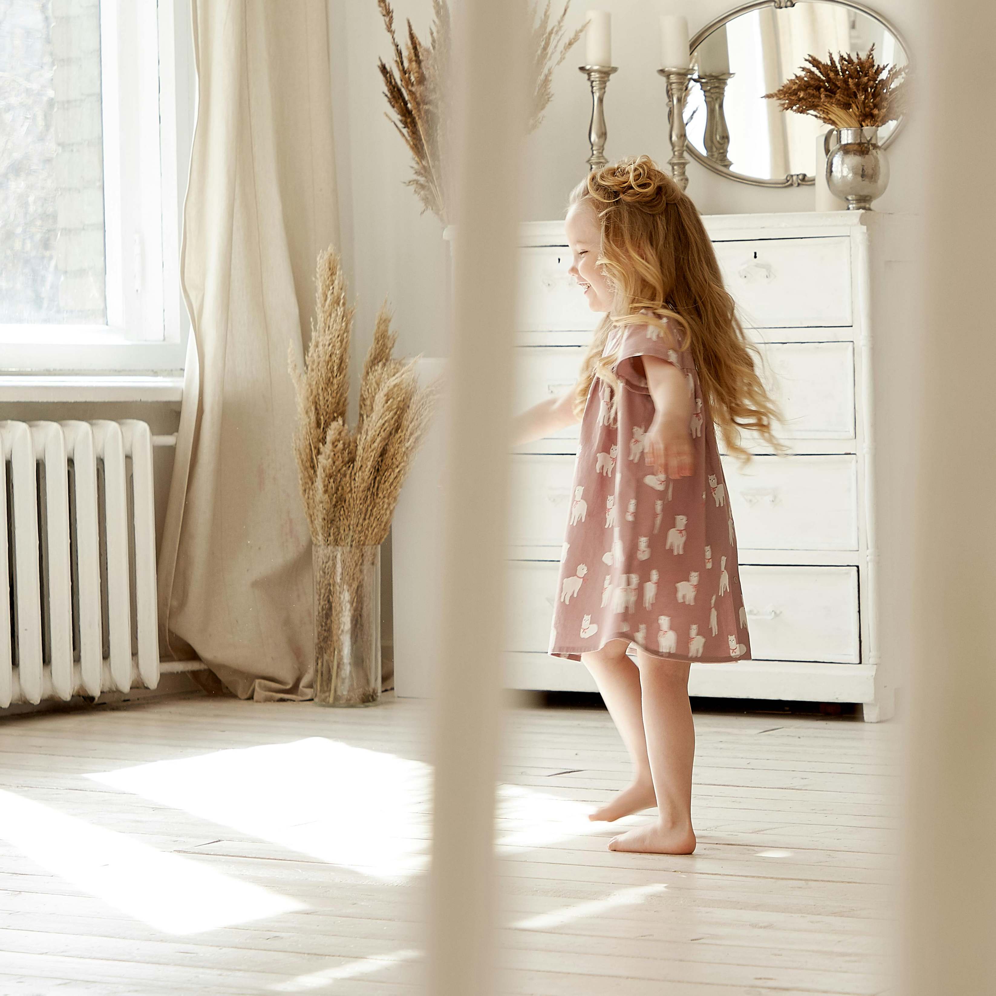 A young child pacing through a room | Source: Pexels