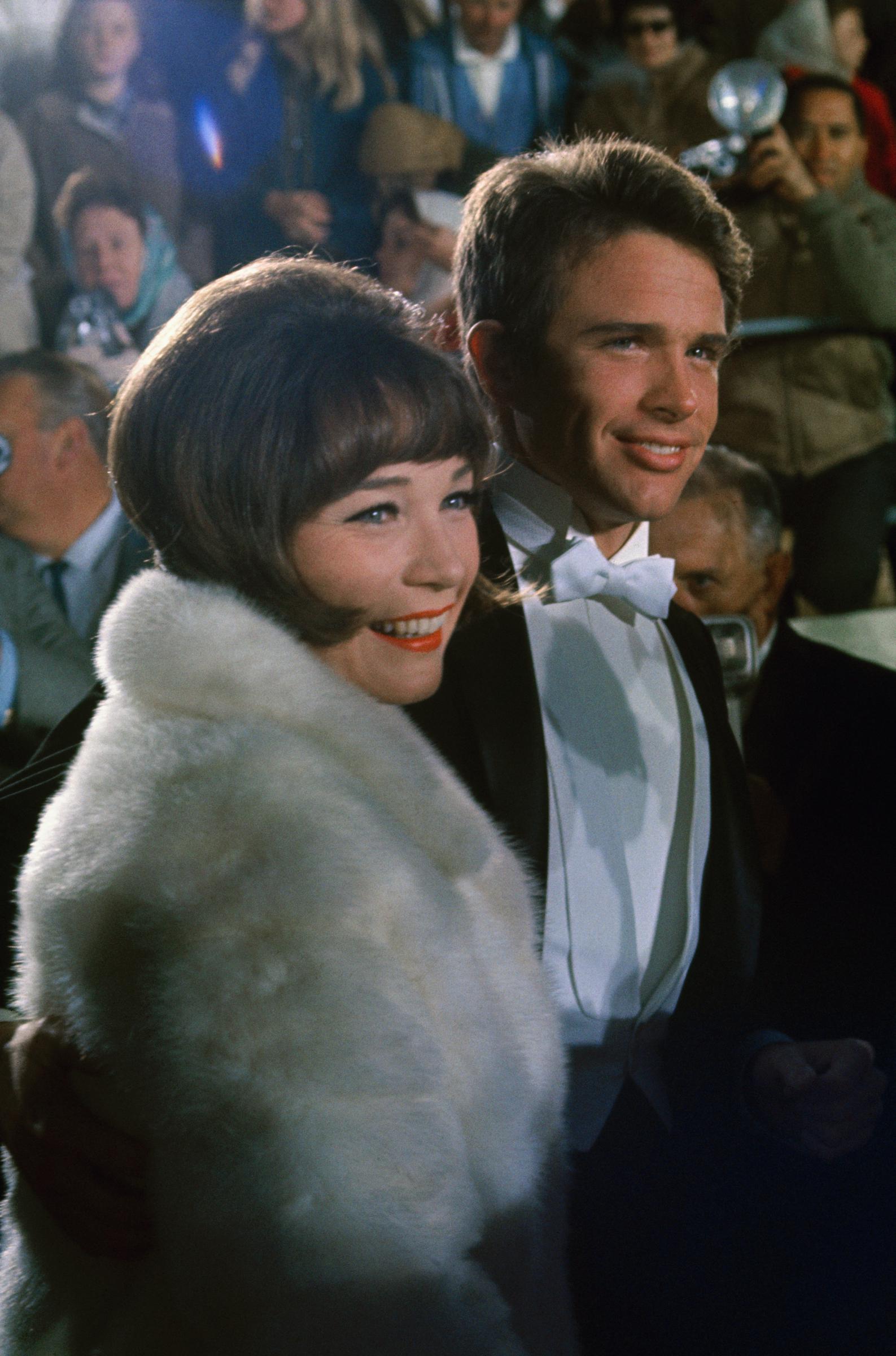 Shirley MacLaine and Warren Beatty, at the April 18th Academy Awards presentation, on April 18, 1966. | Source: Getty Images