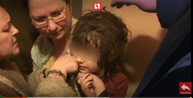 "La fille Mowglie a été trouvée dans la décharge."| Life / YouTube "La fille Mowglie a été trouvée dans la décharge."| Life / YouTube