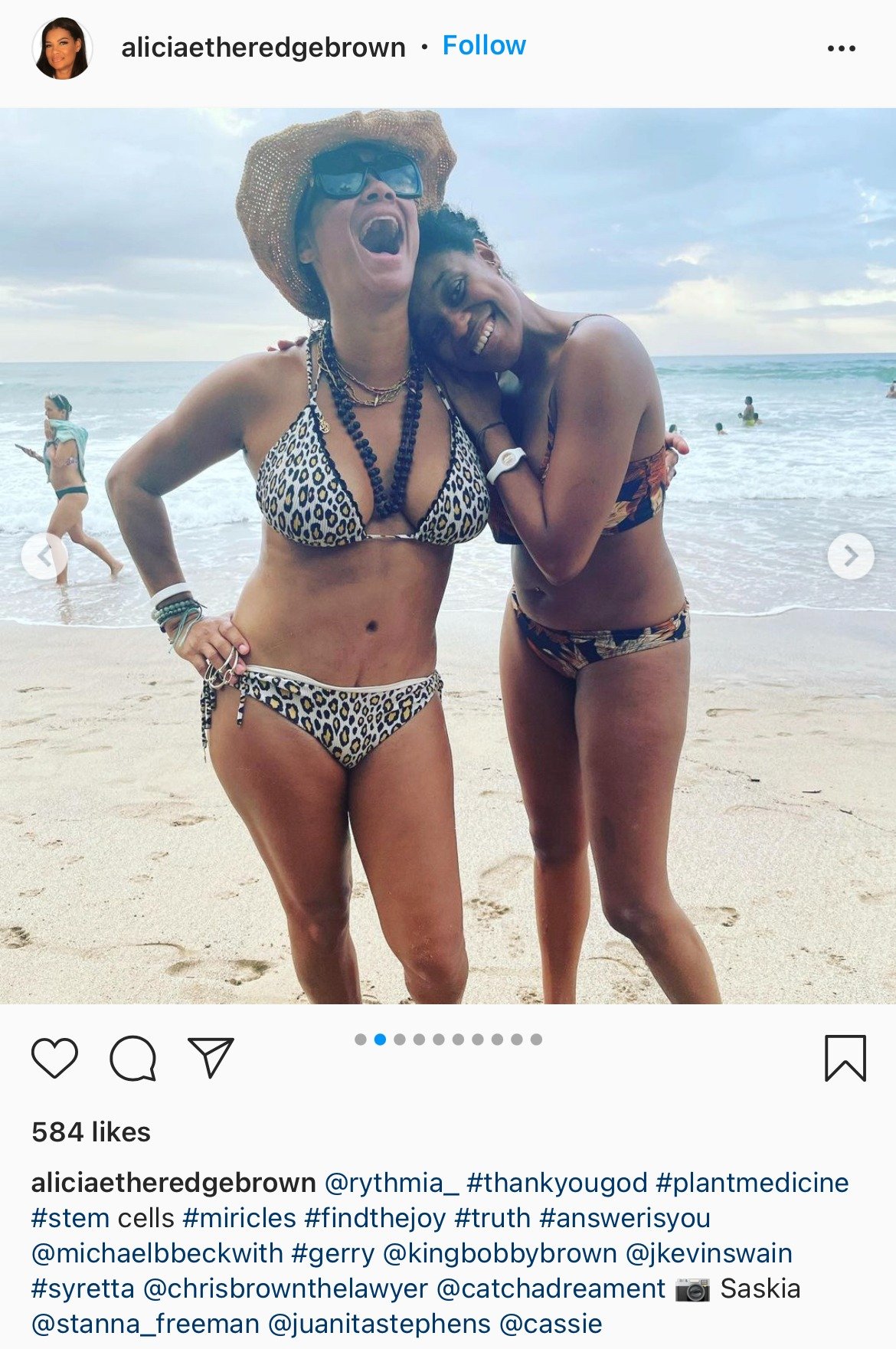 Alicia Etheredge Brown embraces a friend while showing off their bikini bodies at the beach | Source: Instagram.com/aliciaetheredgebrown