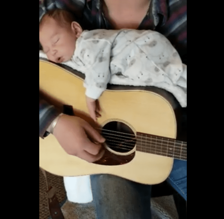 Cody Comer cantándole a su hija. Fuente: Facebook / Cody Comer Music Cody Comer cantándole a su hija. Fuente: Facebook / Cody Comer Music