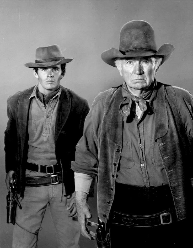 Dack Rambo et Walter Brennan comme les deux principaux membres de la distribution de la télévision Western "The Guns of Will Sonnett." | Source : Wikimedia Commons