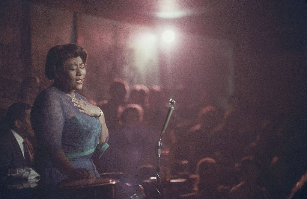 American jazz singer Ella Fitzgerald (1917 - 1996) performs, her eyes closed, at Mr. Kelly's nightclub, Chicago, Illinois, 1958. | Photo: Getty Images