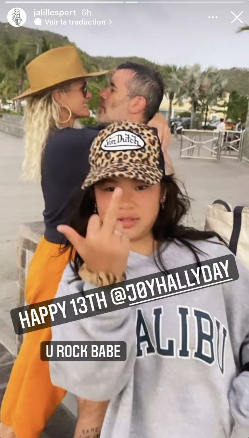 Joy Hallyday avec un geste indécent. | Photo : Story Instagram / jalilespert