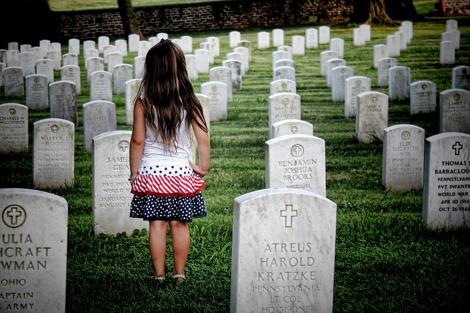 Une petite fille debout dans une cimetière | Photo : Pixabay Une petite fille debout dans une cimetière | Photo : Pixabay