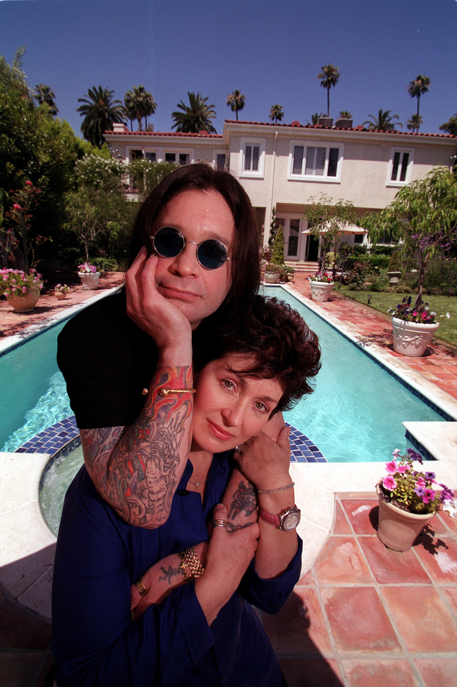 Ozzy and Sharon Osbourne in the backyard of their home in Beverly Hills, California in June 5, 2000 | Source: Getty Images