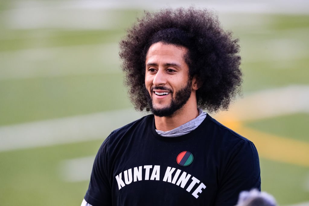 Colin Kaepernick on the field during NFL tryouts wearing a Kunta Kinte T-shirt on November 16, 2019. | Photo: Getty Images