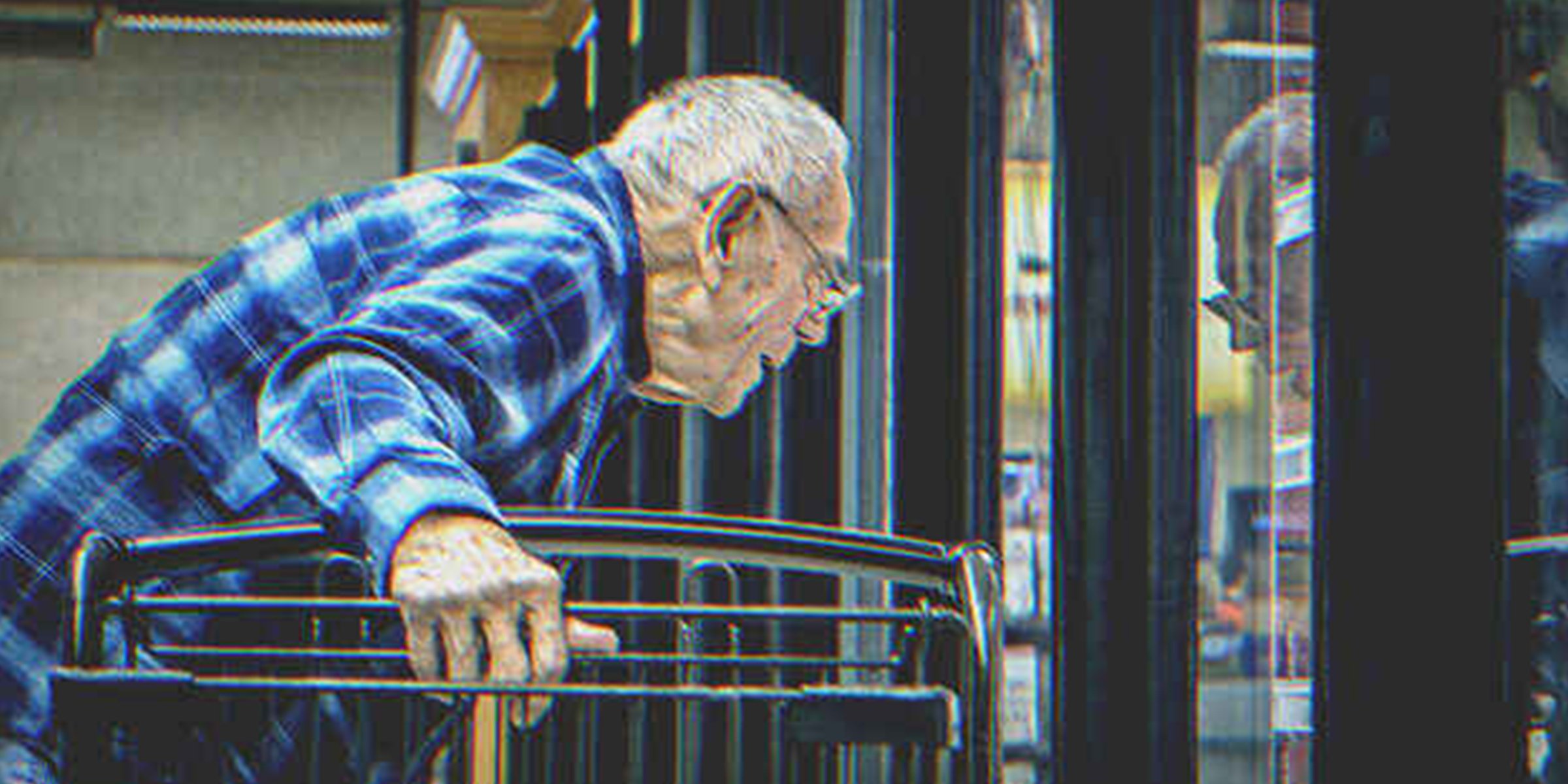 Anciano en supermercado | Foto: Getty Images