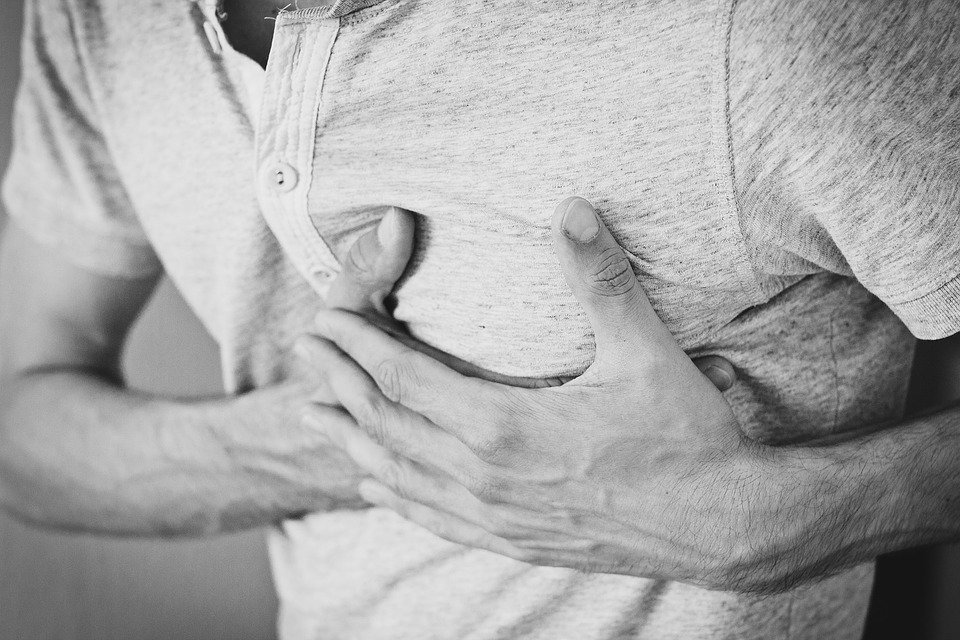 Hombre joven con dolor de pecho. | Imagen: Pixabay