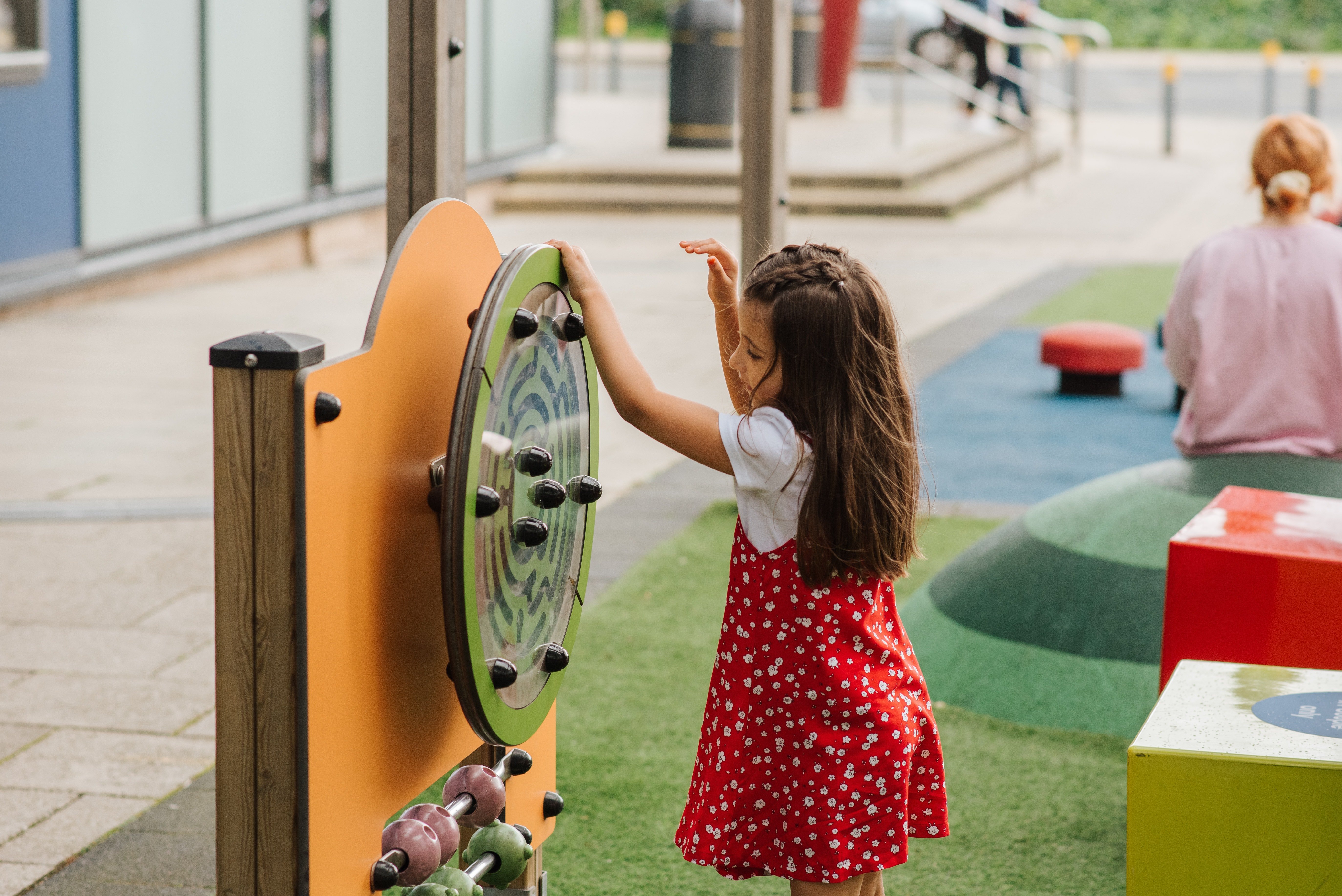 Une fillette jouant dans un parc d'attraction. | Photo : Pexels