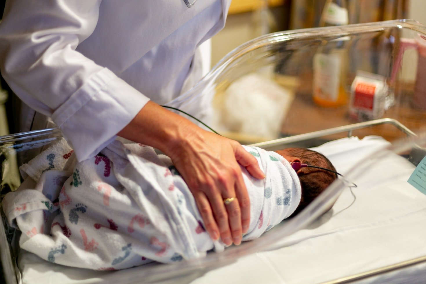 Bebé en incubadora. | Foto: Unsplash