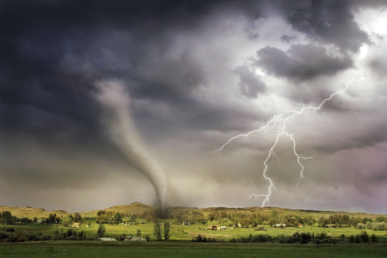 Picture of a tornado hitting a village | Photo: Pexels