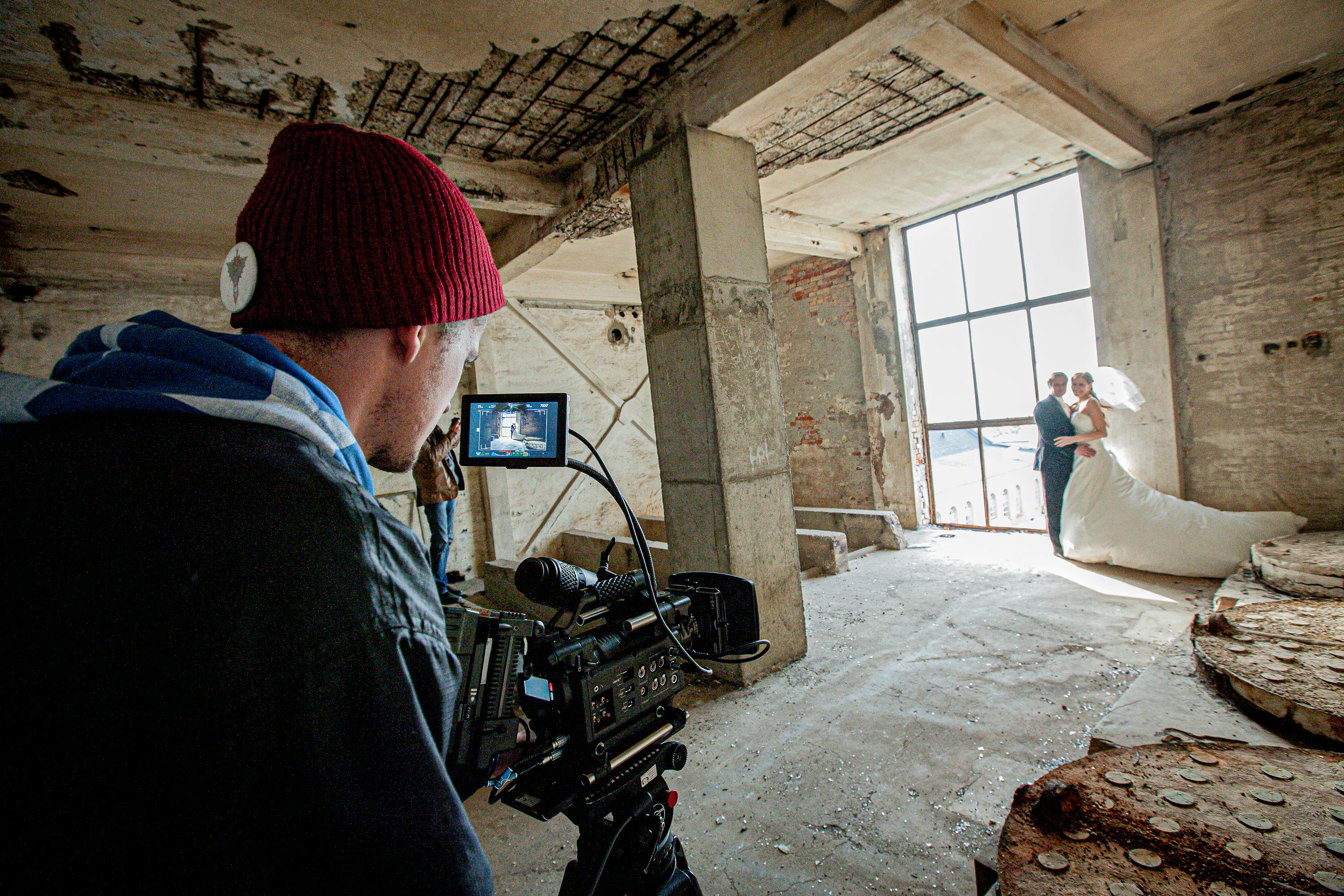 A wedding videographer films the bridal couple | Source: Pexels