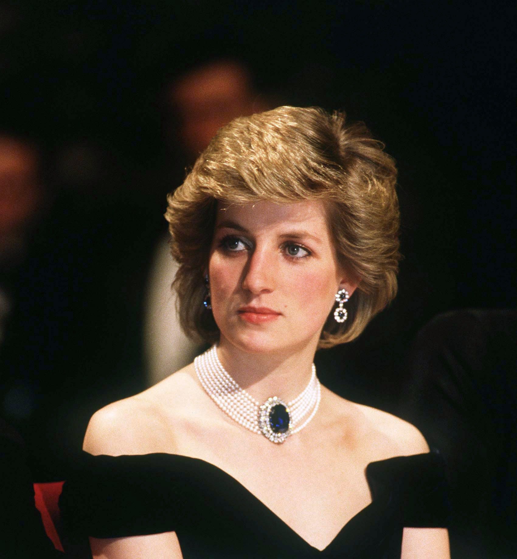 Diana, Princess of Wales, wearing a sapphire diamond and pearl necklace, attends a banquet on April 16, 1986 in Vienna, Austria | Photo: GettyImages