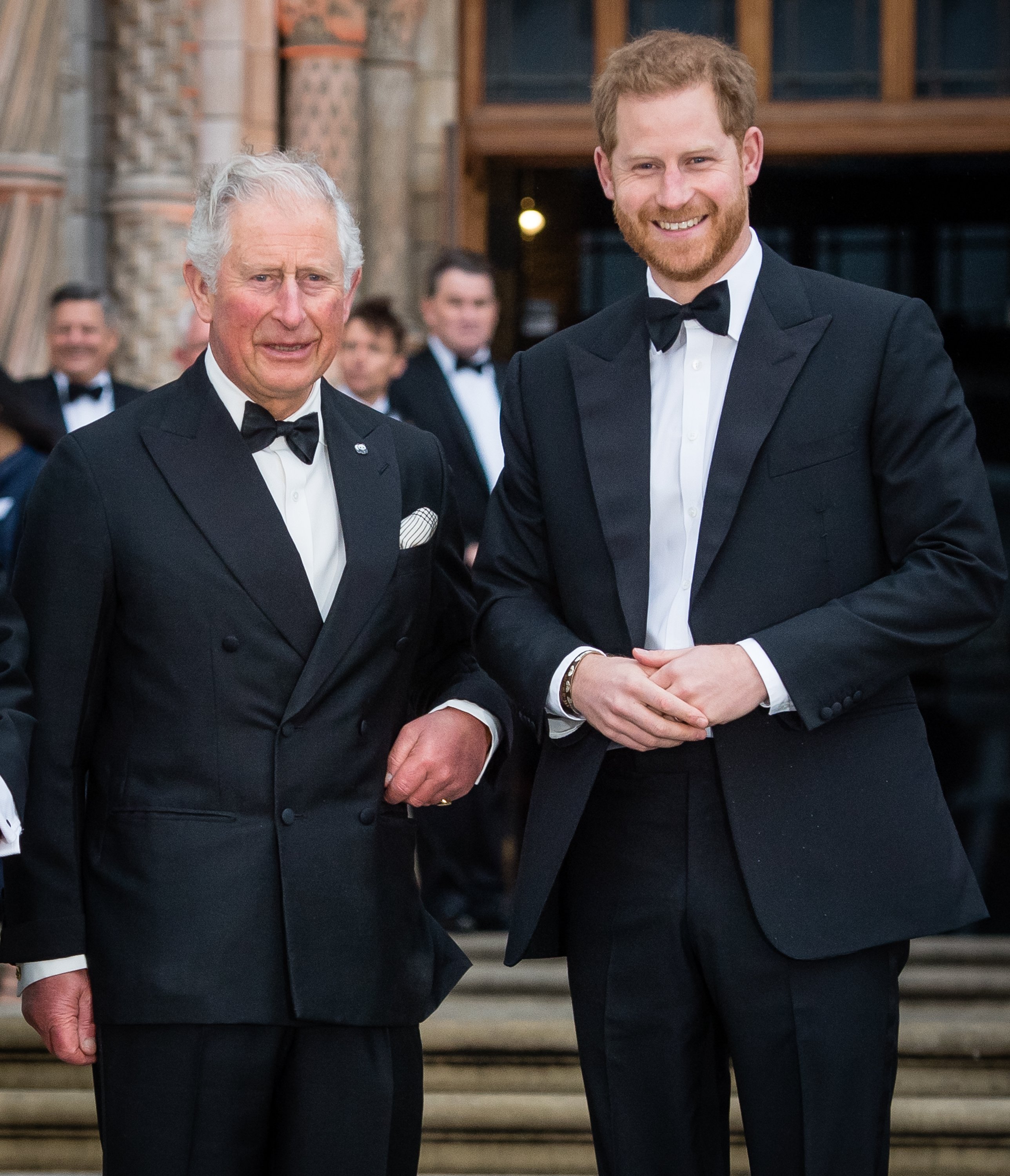 El príncipe Charles y el príncipe Harry, asisten al estreno mundial de "Our Planet" en el Museo de Historia Natural el 4 de abril de 2019 en Londres, Inglaterra. | Foto: Getty Images
