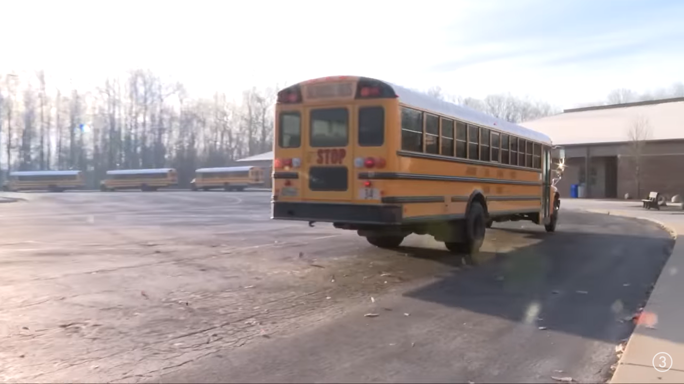 Im Bild: Ein Schulbus, der Schüler zur Schule bringt | Quelle: YouTube/@WKYC Channel 3