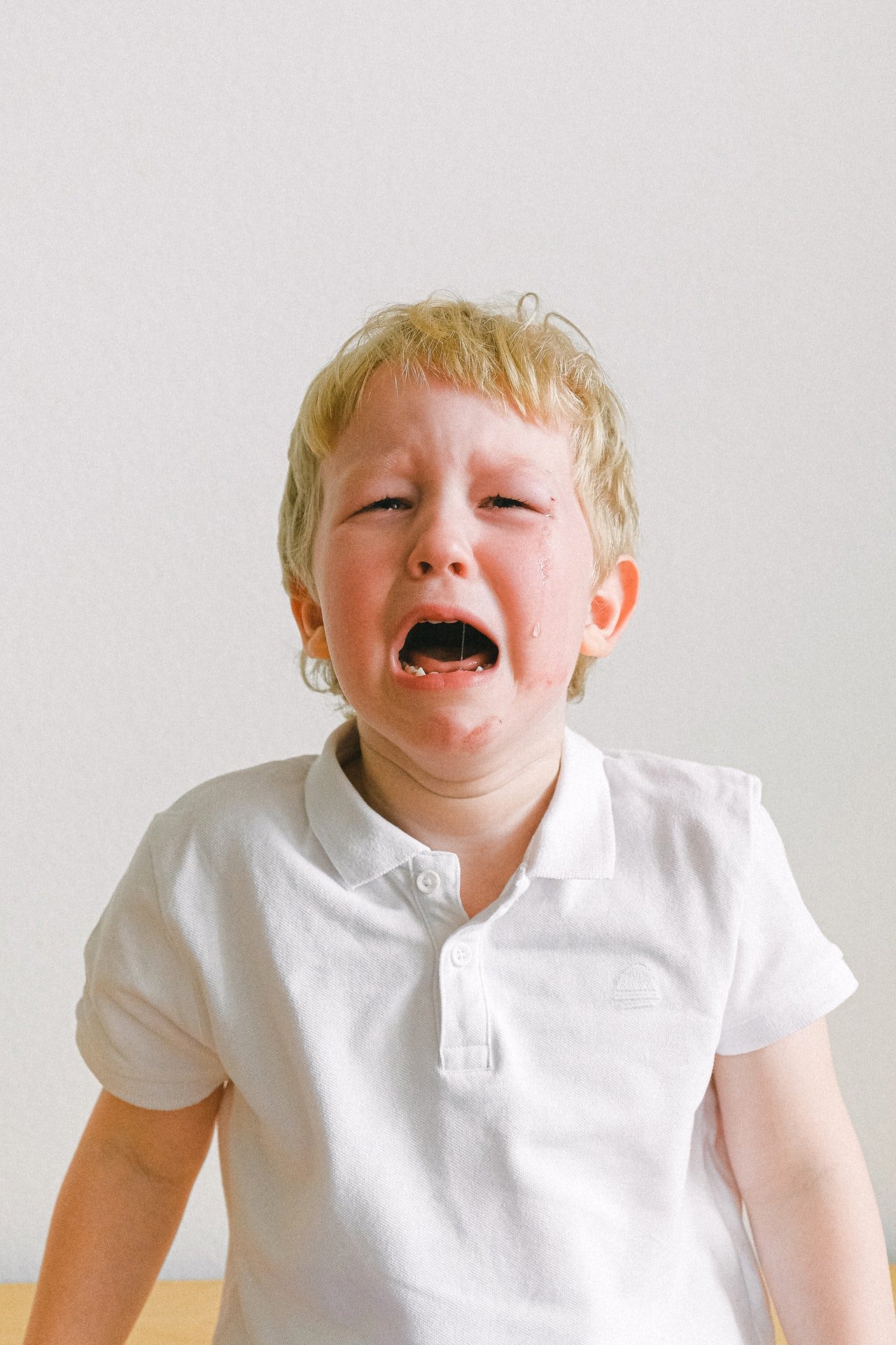 Niño pequeño llora sin consuelo. | Foto: Pexels
