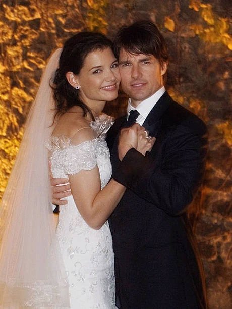 Tom Cruise (derecha) y Katie Holmes se casaron justo después del atardecer del 18 de noviembre de 2006 en el castillo Odescalchi con vista al lago Braccino en las afueras de Roma, Italia | Foto: Getty Images