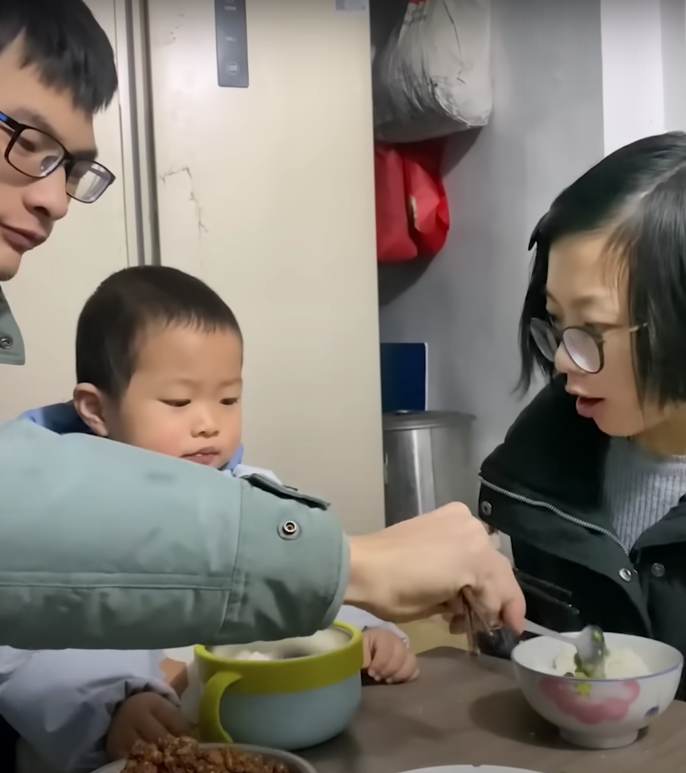 Pomelo und seine Eltern genießen ihr gemeinsames Leben. | Quelle: Youtube.com/South China Morning Post