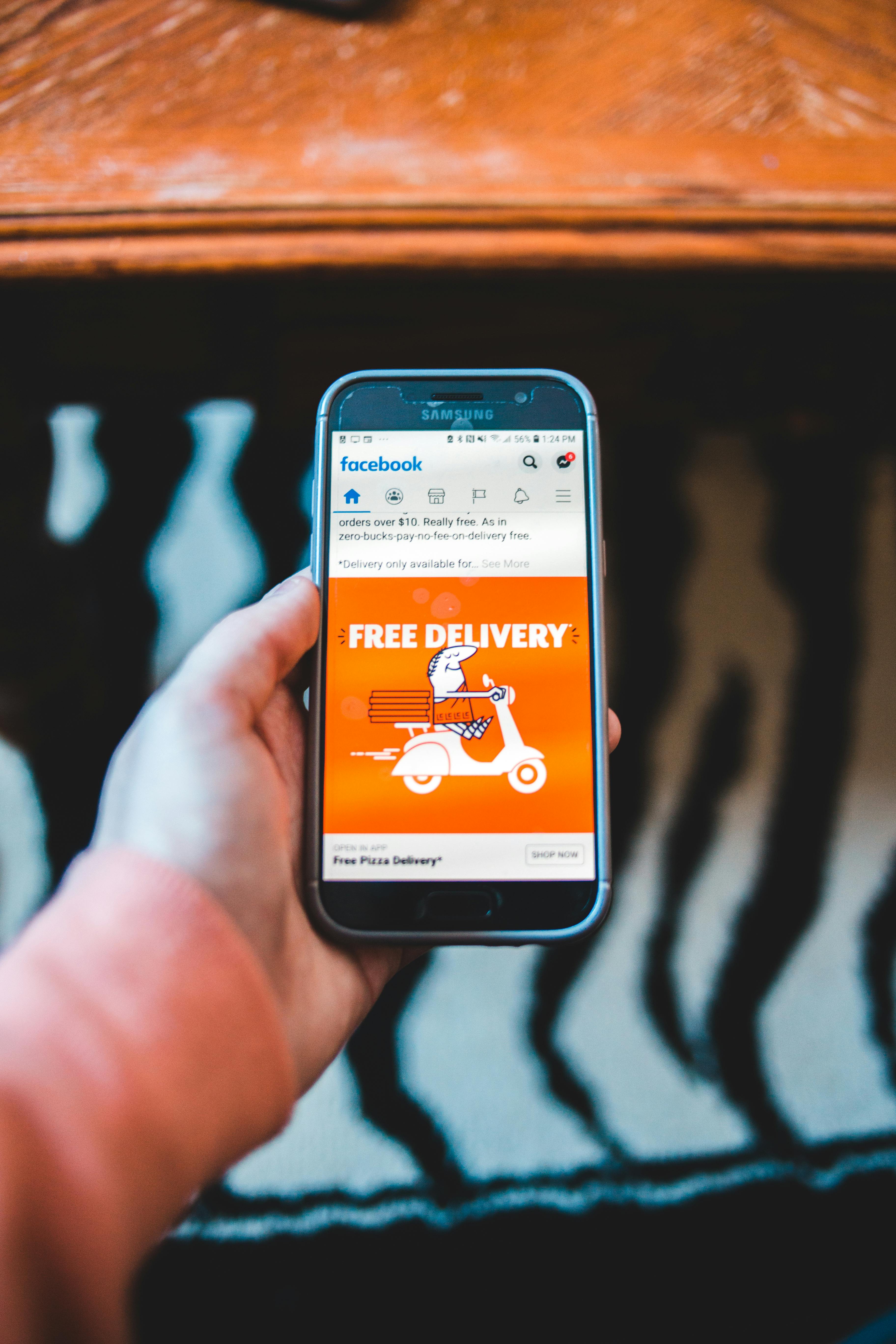 An advertisement for free delivery | Source: Pexels