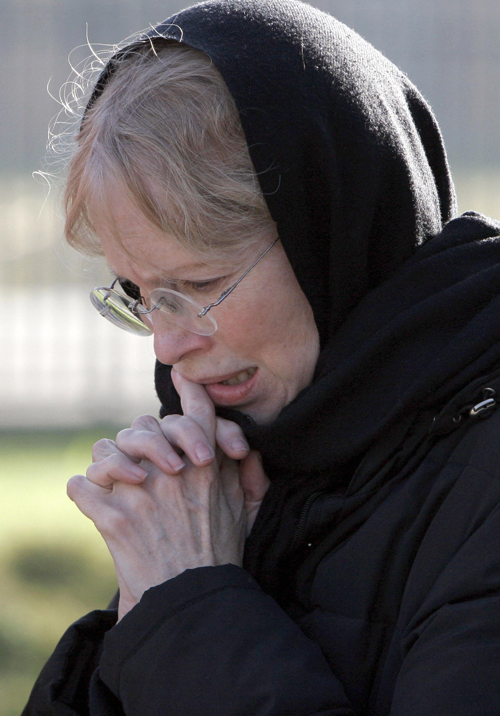 Hollywood actress and UNICEF ambassador Mia Farrow cries as she visits the cemetery where up to 8,000 Muslim victims of the 1995 massacre are buried in Srebrenica, on December 6, 2007. | Source: Getty Images 