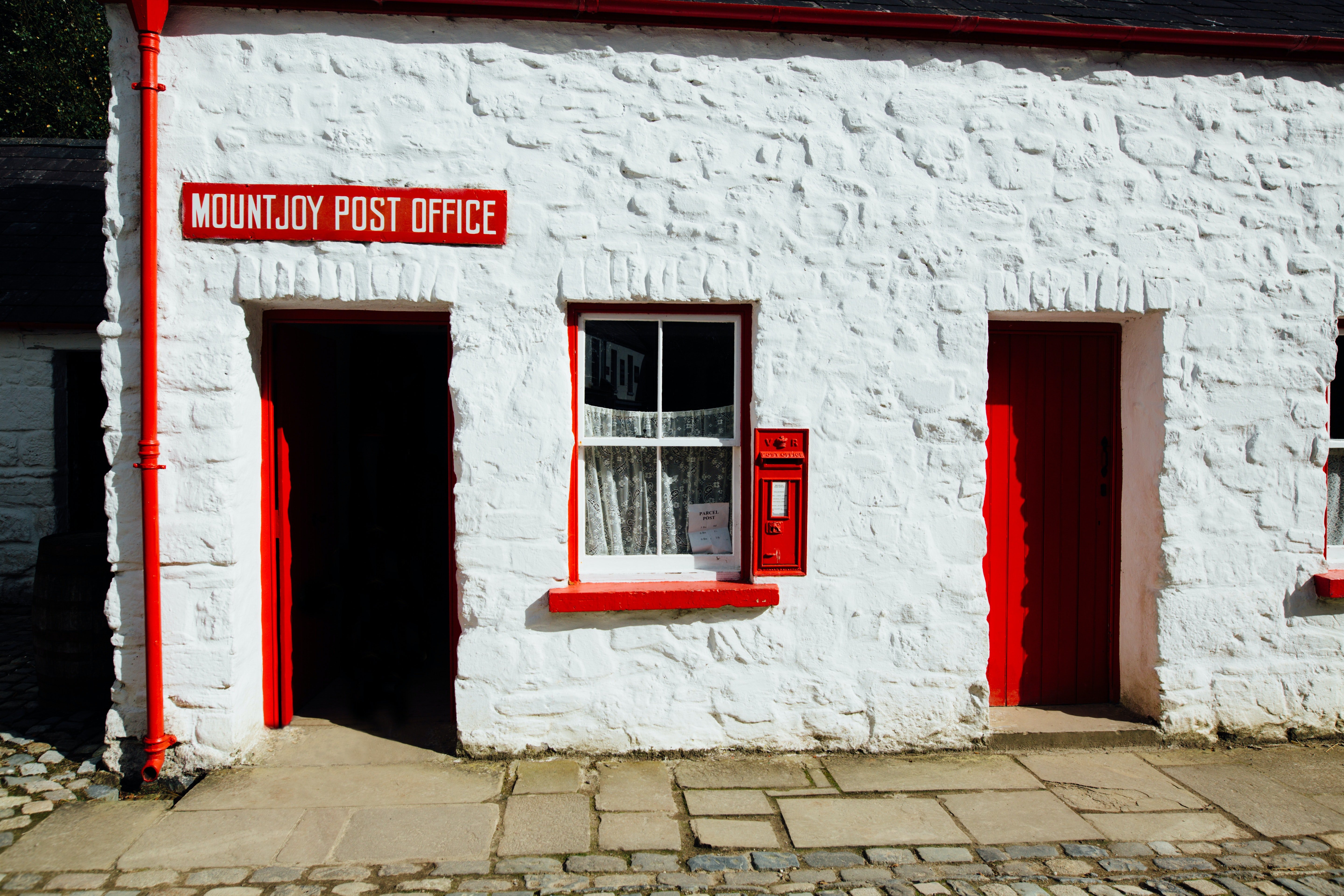 Exterior view of a small post office. | Source: Pexels.