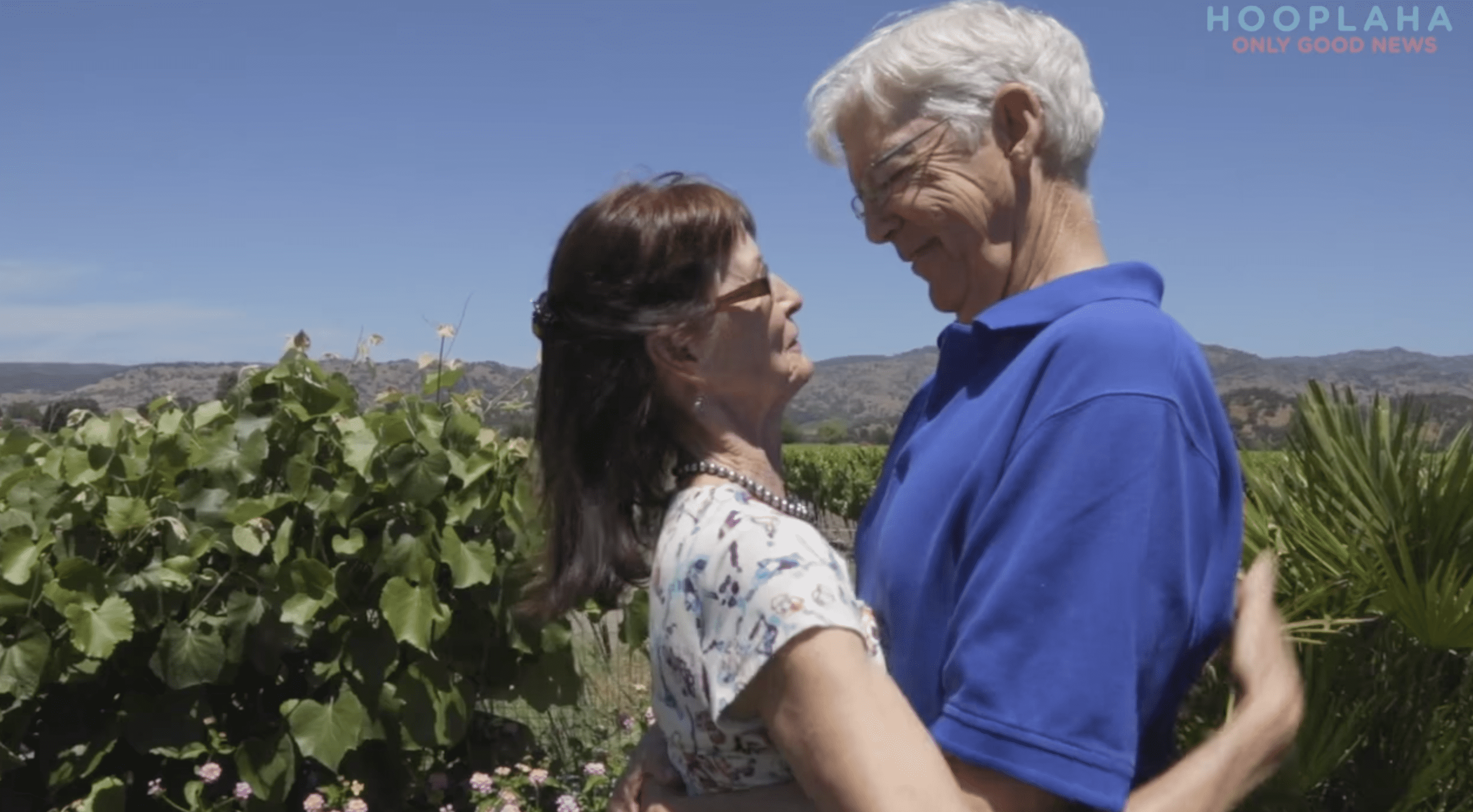 The former lovers met again after 48 years, and discovered that their love was still intact. | Photo: YouTube.com/OnlyGood TV