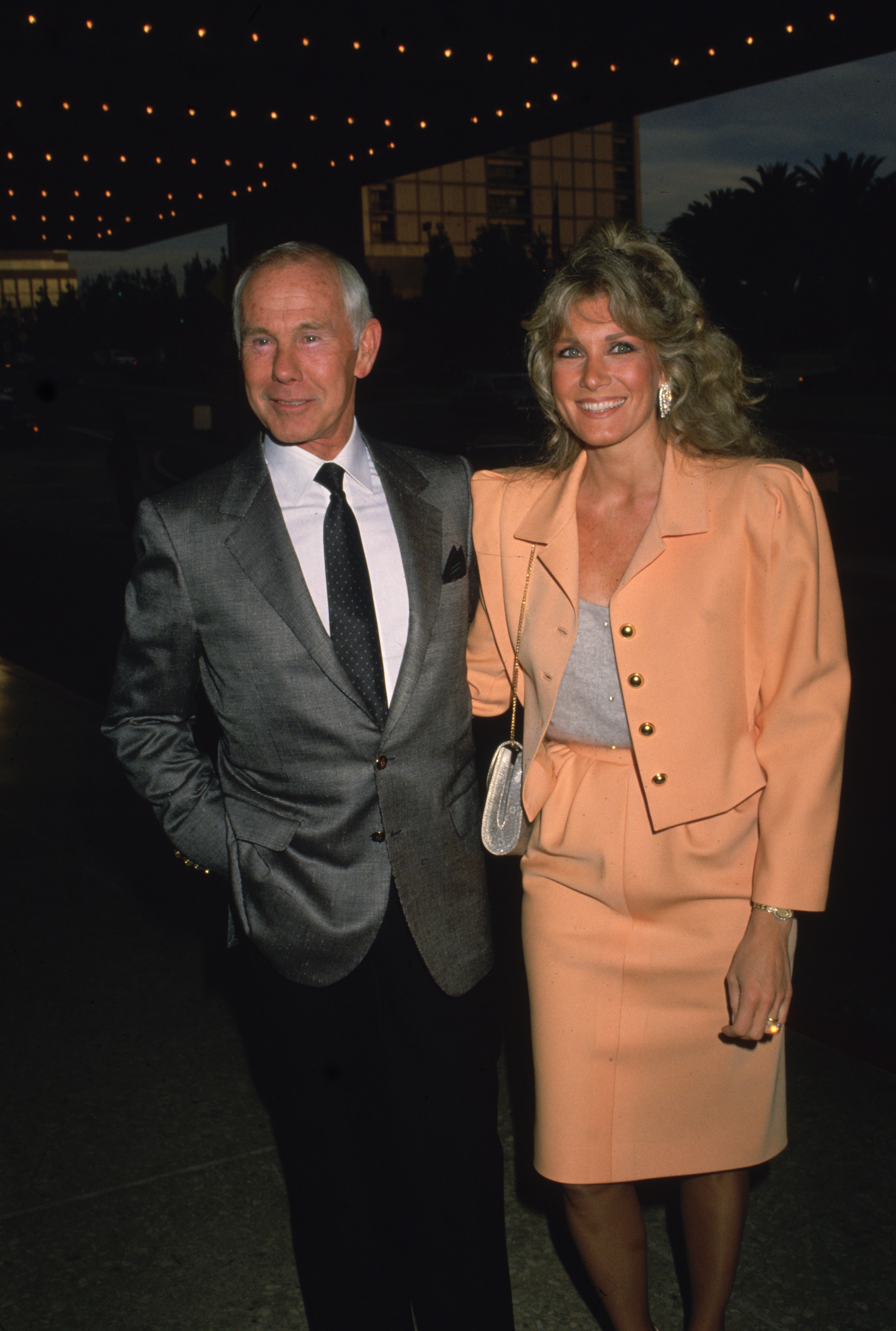 Johnny Carson and Alexis Maas at the opening of the musical "Les Miserables," in Los Angeles, California on June 1, 1988. | Source: Getty Images