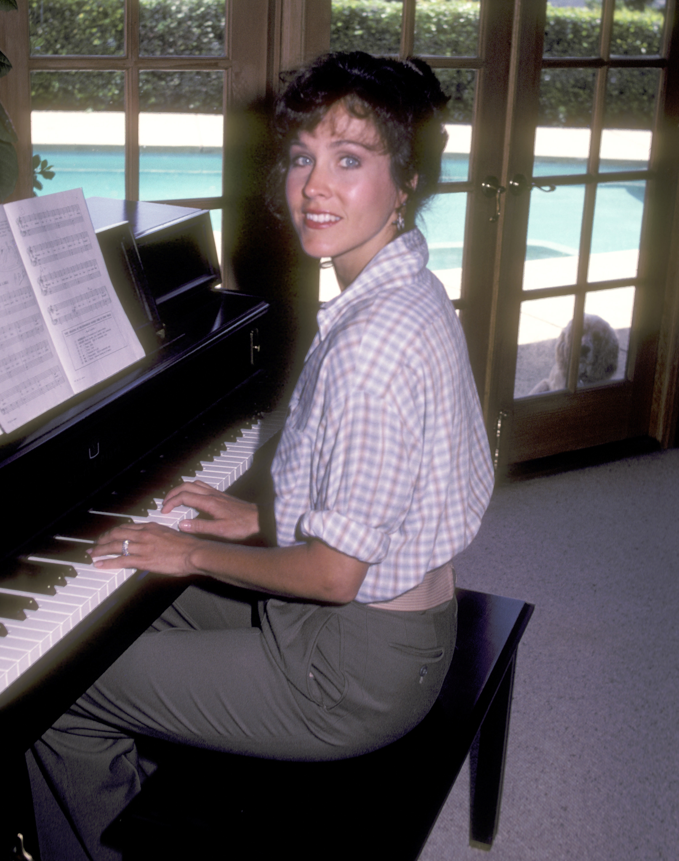 The actress photographed at her home on April 7, 1983, in Studio City, California. | Source: Getty Images