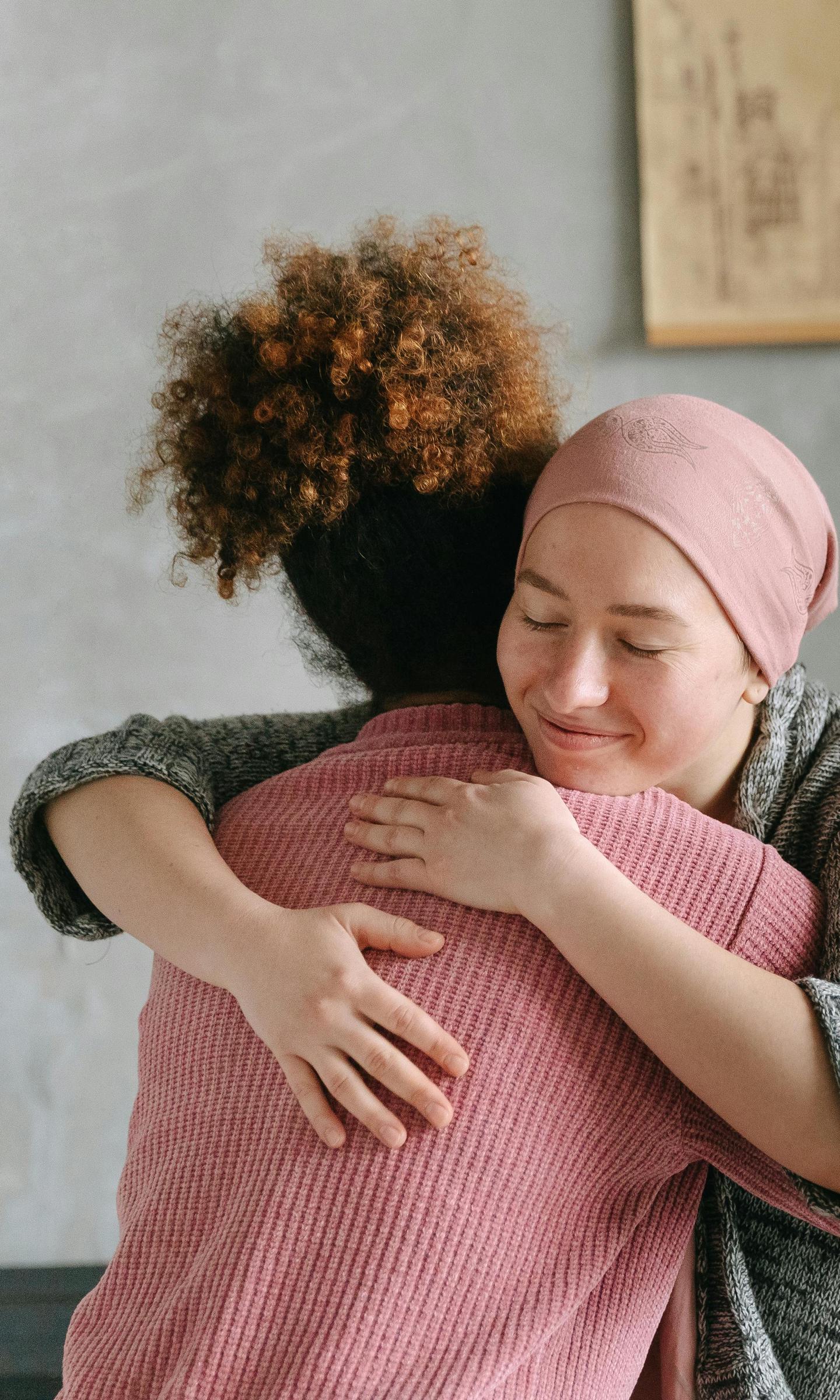 Friends embrace a woman, offering support and praise | Source: Pexels
