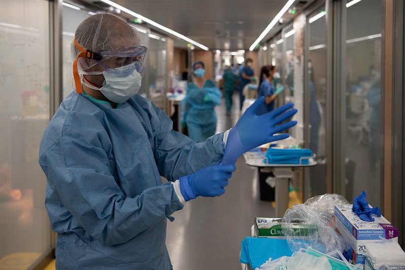 Doctor se prepara para atender a pacientes en un hospital. | Foto: Flickr