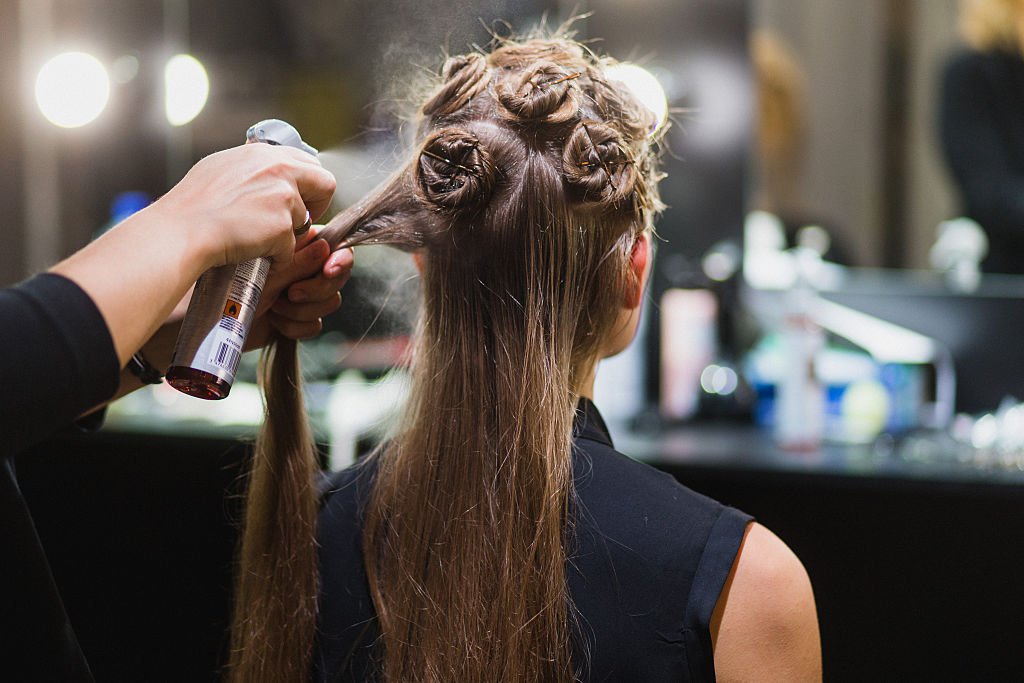 Aleksandra Vanushina Backstage - Mercedes-Benz Fashion Week Russie. | Photo : Getty Images