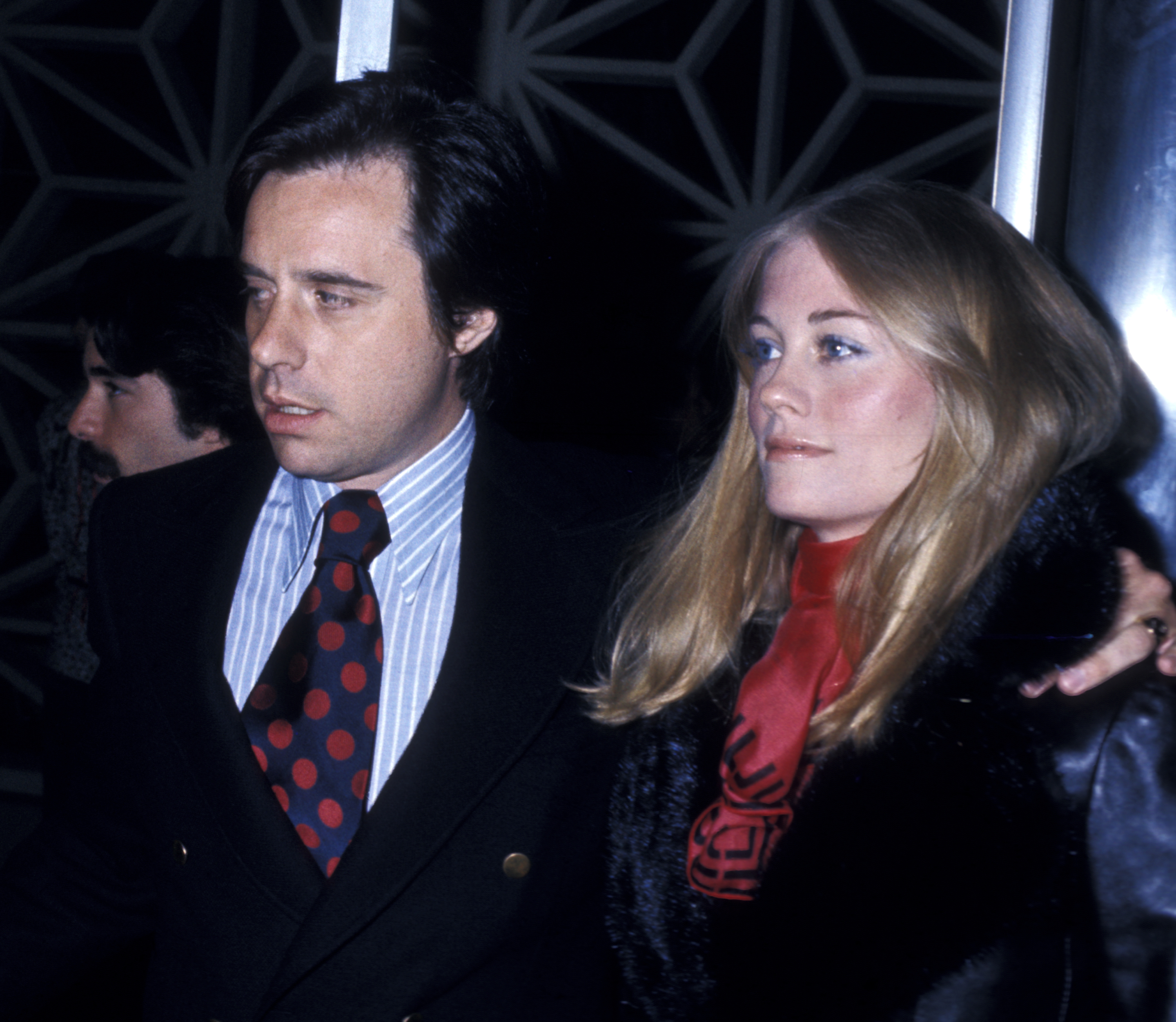 Peter Bogdanovich and Cybill Shephard attend the premiere of "Paper Moon" at the Director's Guild Theater on April 9, 1973, in Hollywood, California. | Source: Getty Images