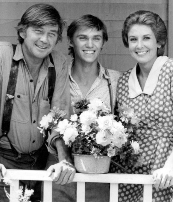 Ralph Waite, Richard Thomas, and Michael Learned portraying their "The Waltons" characters | Source: Wikimedia Commons