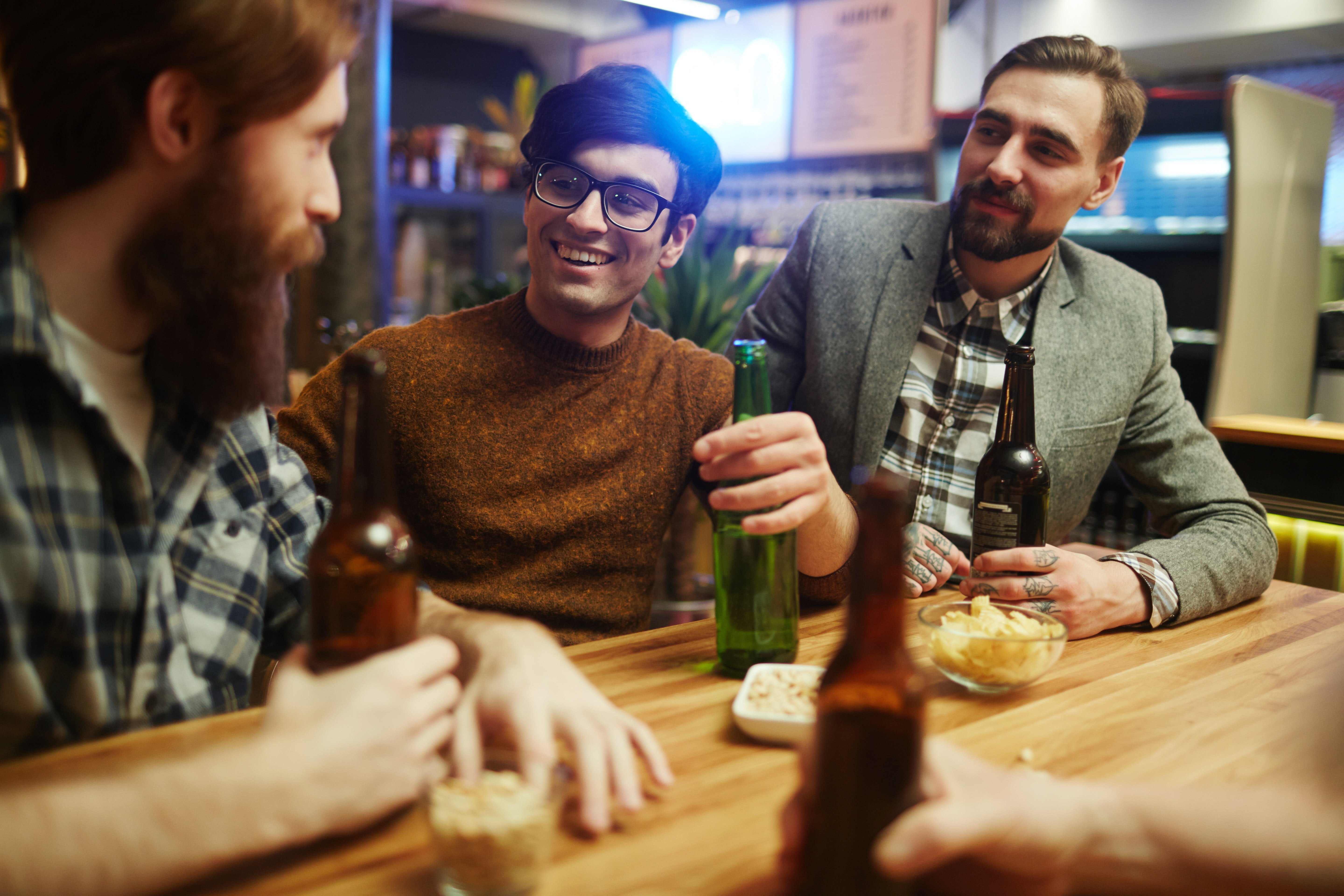Friends talking at a bar | Photo: Pexels