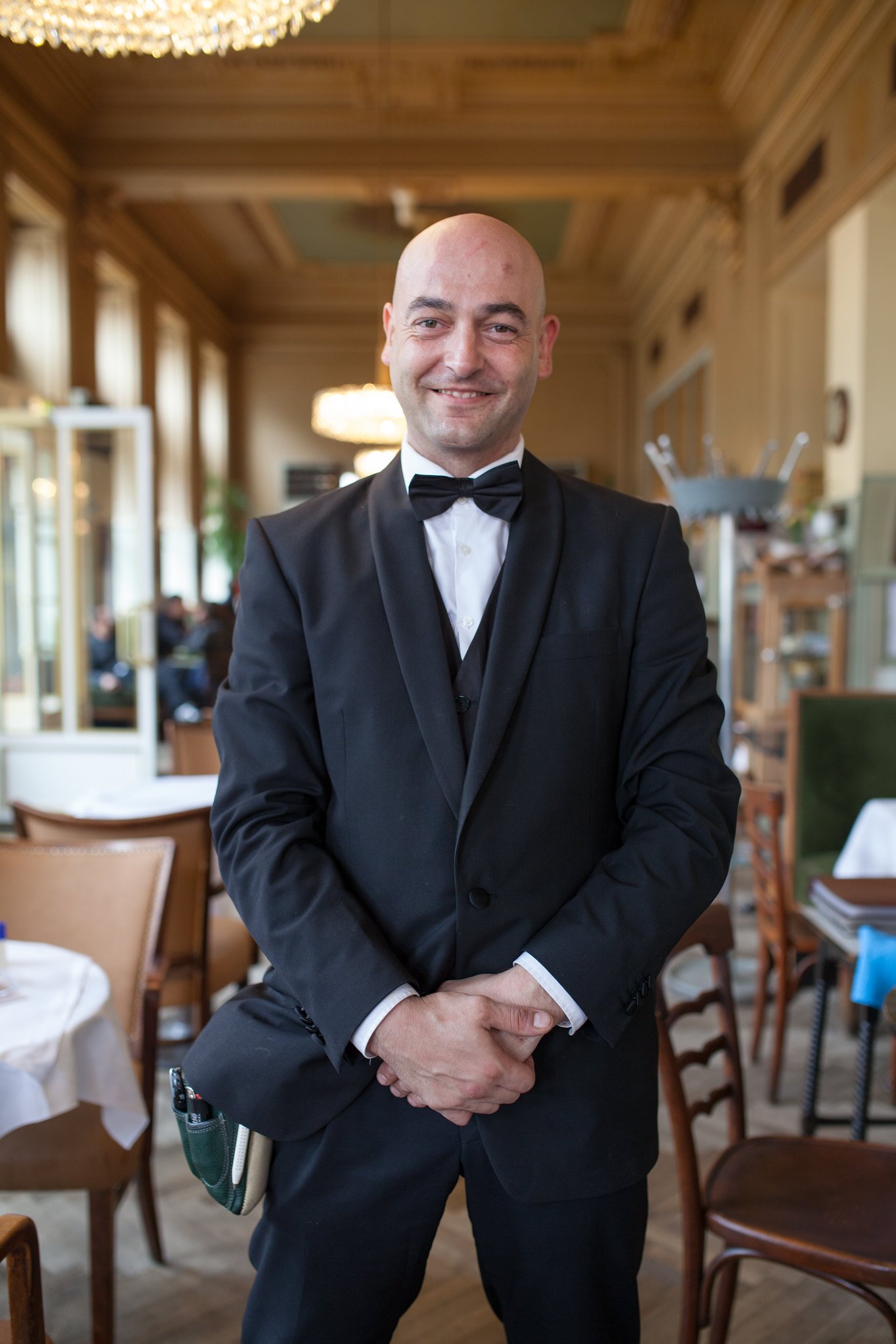 A waiter in a suit. | Source: Flickr/Michael David