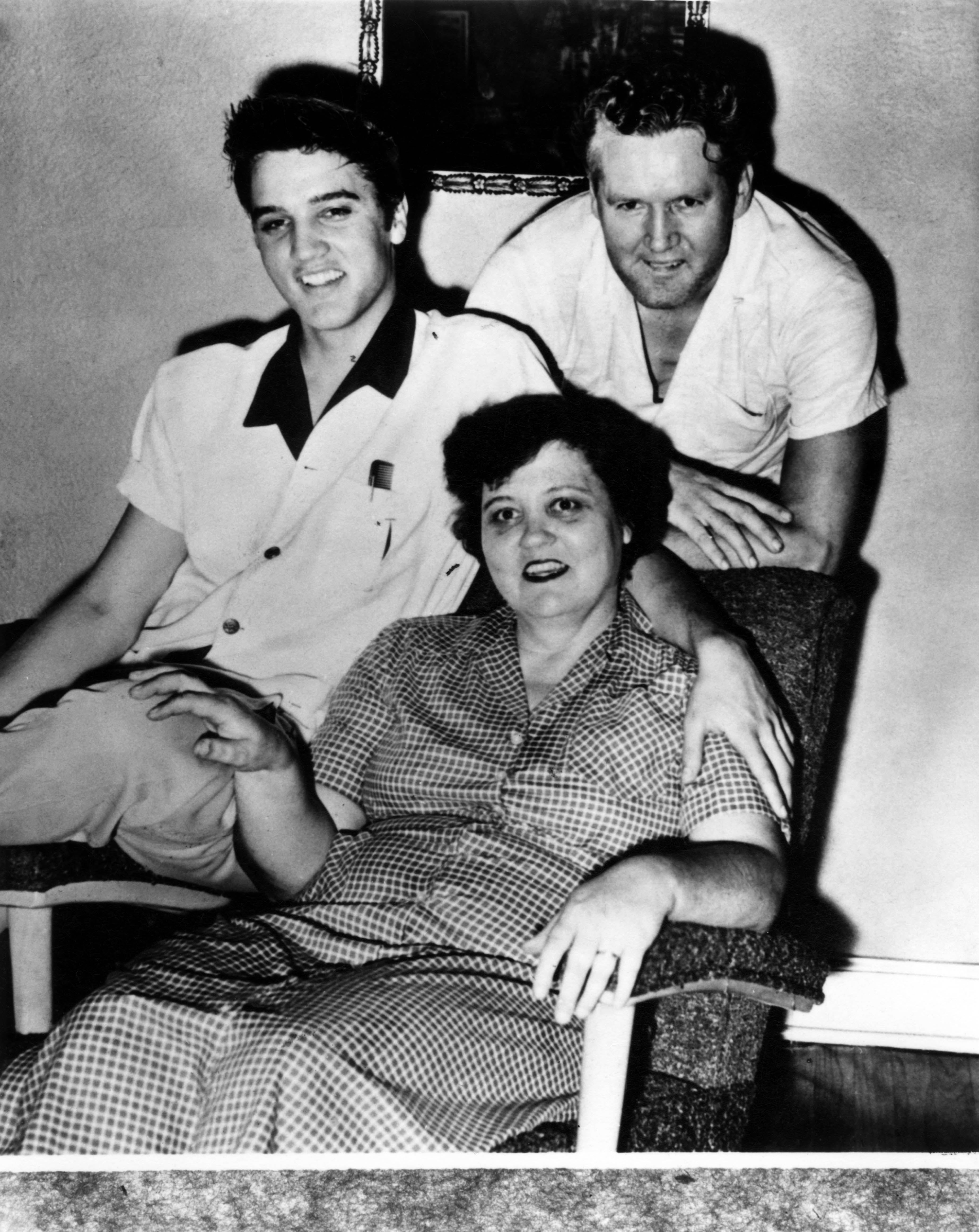 Elvis Presley con sus padres Gladys y Vernon | Foto: Getty Images