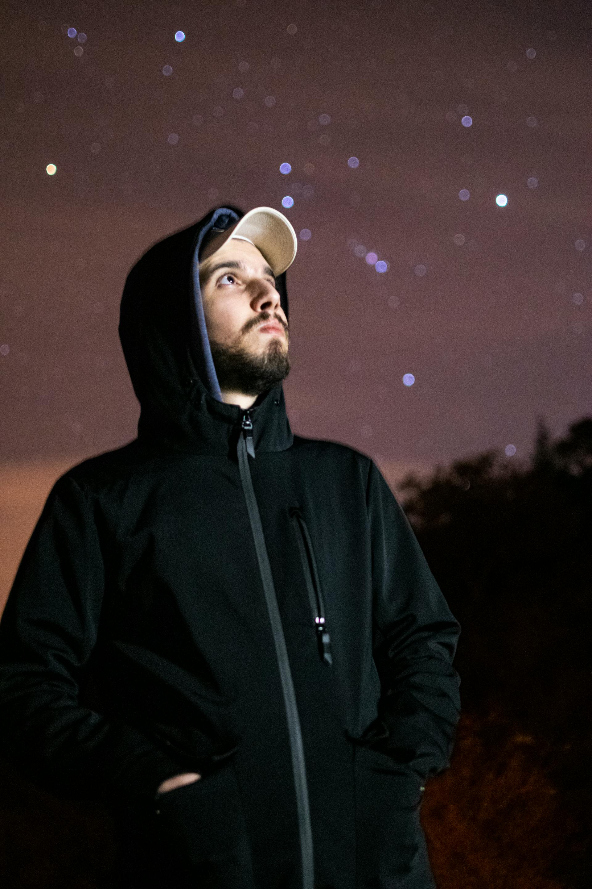 A man looking at the stars | Source: Pexels